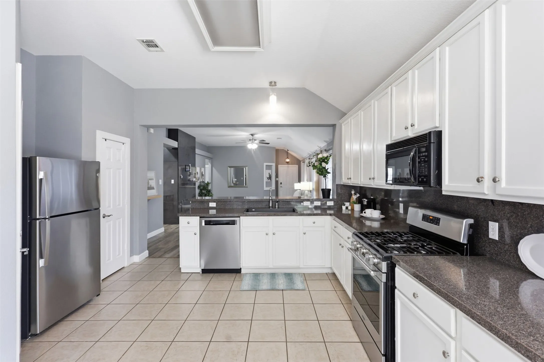 Single Family Residence For Sale in Denton County , 5433 Mohawk Court, The Colony, Texas 75056, 3 Bedroom, 2 Bathroom, 2 Garage spaces, 1,630 Sqft, built in 2001, mls#21315395, Real Estate Agent in The Colony, Homes For Sale in Denton county, Homes For Sale in The Colony, Realtor in The Colony Texas, Real Estate Brokerage Independent Realty Texas, Luminita Cordes Realtor