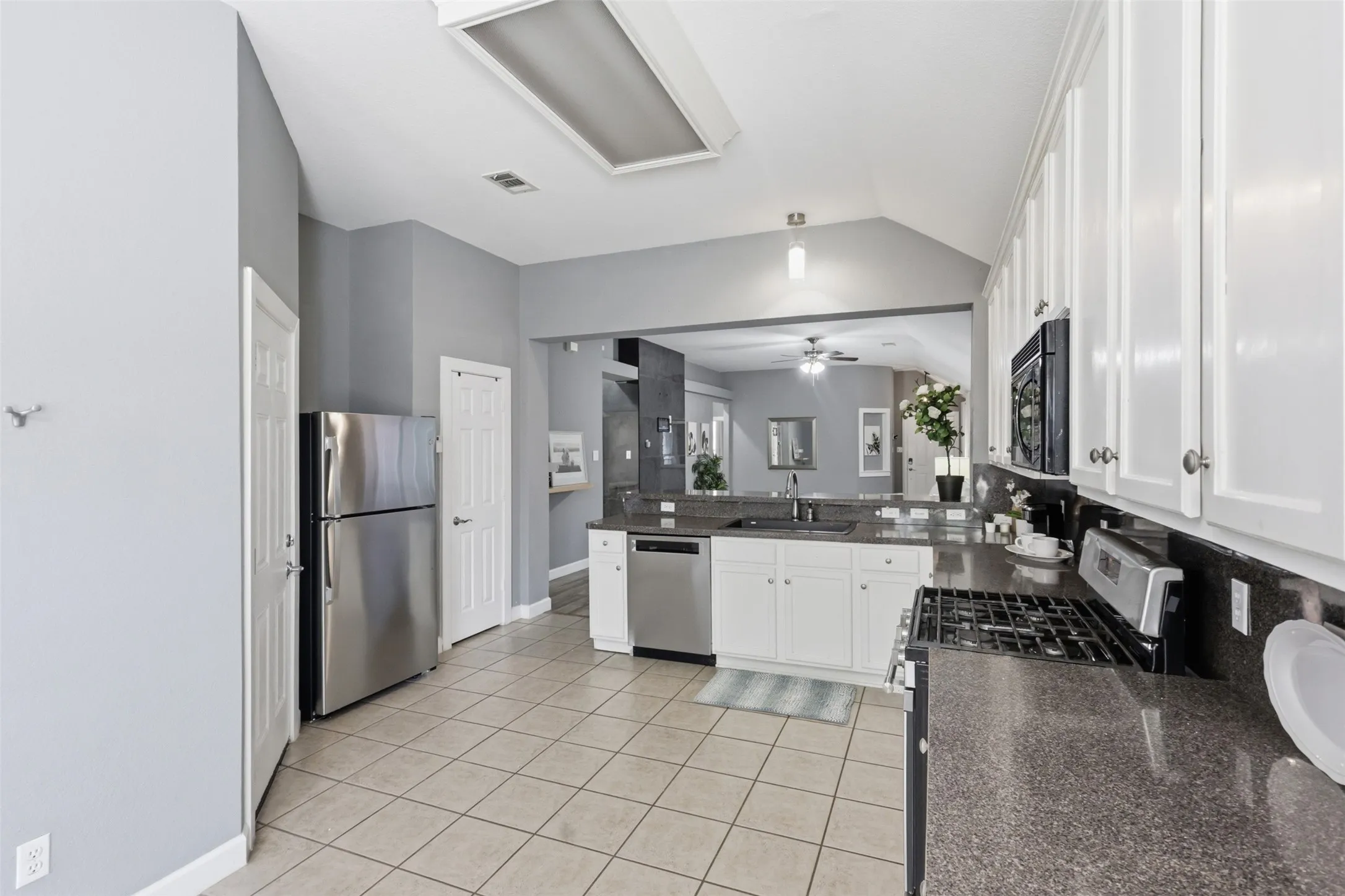 Single Family Residence For Sale in Denton County , 5433 Mohawk Court, The Colony, Texas 75056, 3 Bedroom, 2 Bathroom, 2 Garage spaces, 1,630 Sqft, built in 2001, mls#21315395, Real Estate Agent in The Colony, Homes For Sale in Denton county, Homes For Sale in The Colony, Realtor in The Colony Texas, Real Estate Brokerage Independent Realty Texas, Luminita Cordes Realtor
