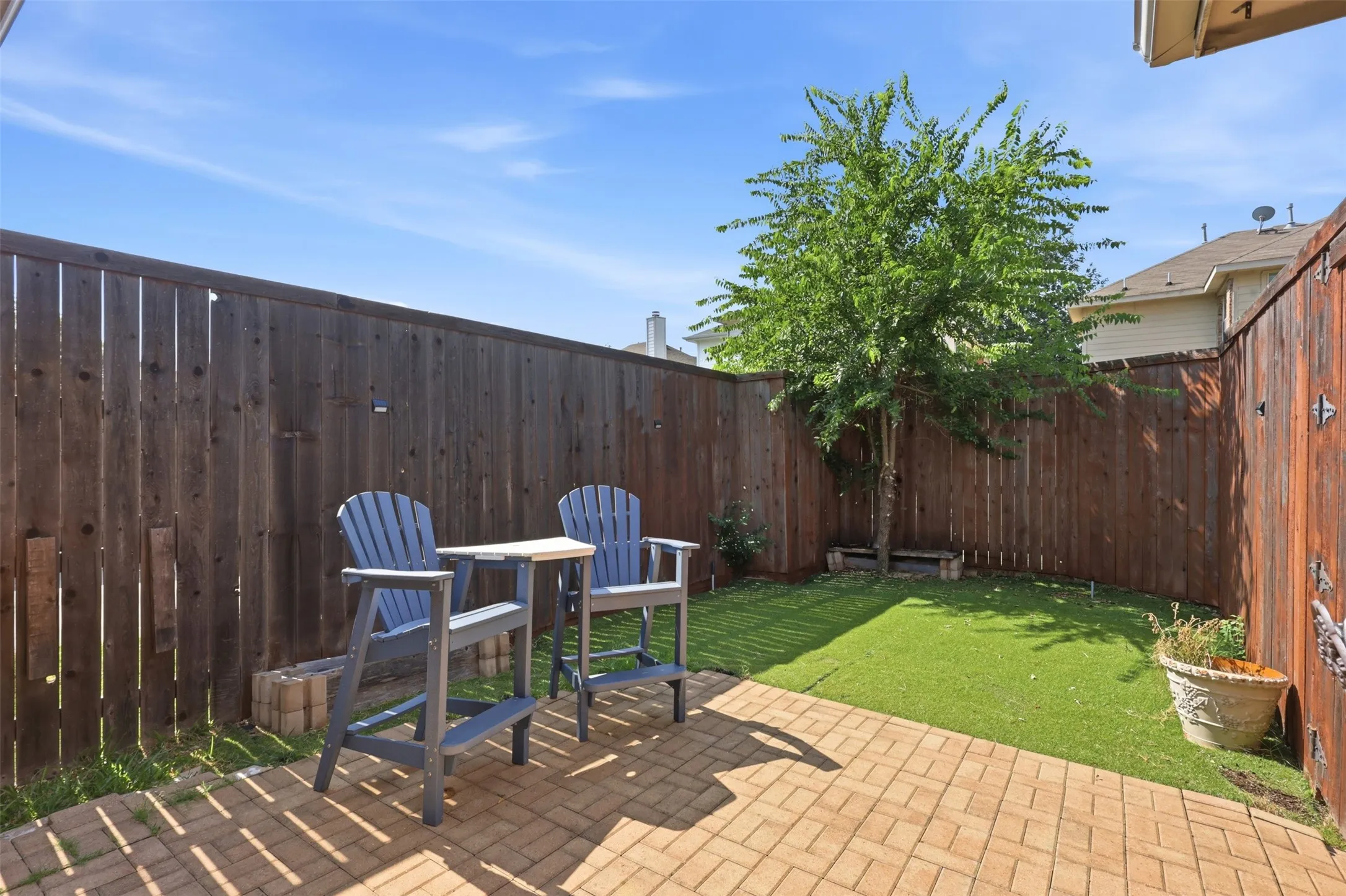 Single Family Residence For Sale in Denton County , 5433 Mohawk Court, The Colony, Texas 75056, 3 Bedroom, 2 Bathroom, 2 Garage spaces, 1,630 Sqft, built in 2001, mls#21315395, Real Estate Agent in The Colony, Homes For Sale in Denton county, Homes For Sale in The Colony, Realtor in The Colony Texas, Real Estate Brokerage Independent Realty Texas, Luminita Cordes Realtor