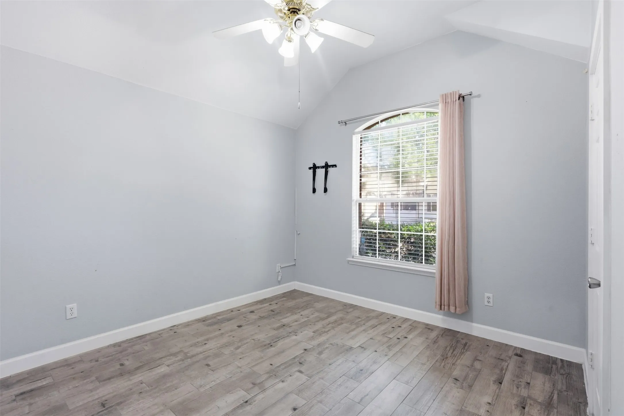 Single Family Residence For Sale in Denton County , 5433 Mohawk Court, The Colony, Texas 75056, 3 Bedroom, 2 Bathroom, 2 Garage spaces, 1,630 Sqft, built in 2001, mls#21315395, Real Estate Agent in The Colony, Homes For Sale in Denton county, Homes For Sale in The Colony, Realtor in The Colony Texas, Real Estate Brokerage Independent Realty Texas, Luminita Cordes Realtor