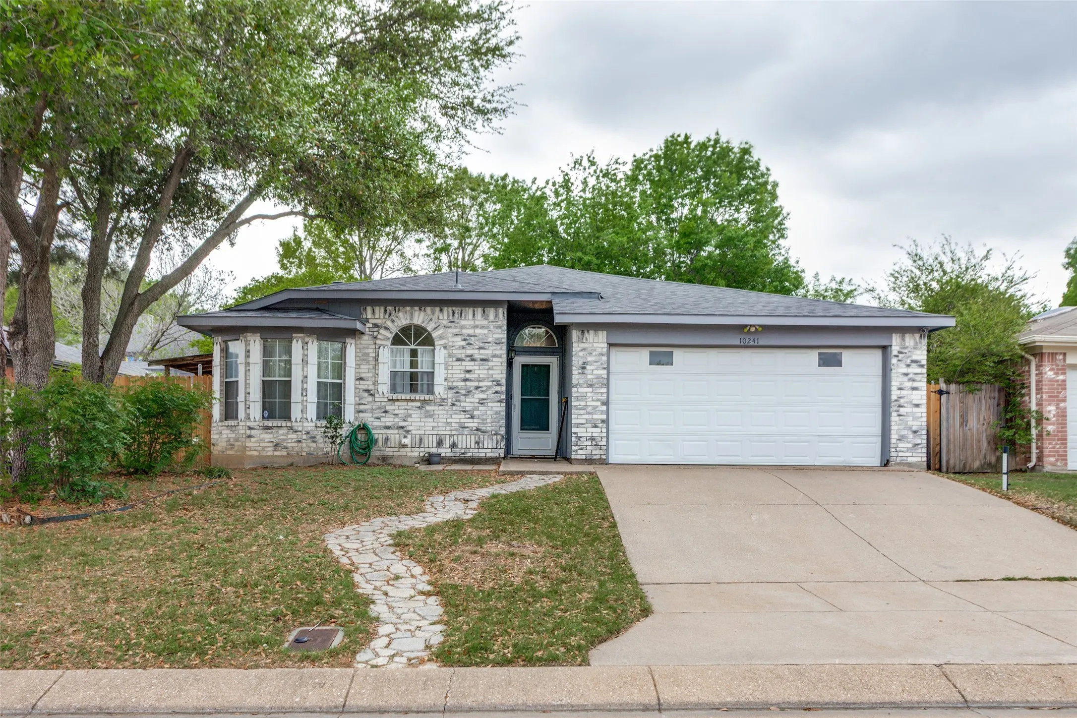 Single Family Residence For Sale in Tarrant County , 10241 Westward Drive, Fort Worth, Texas 76108, 4 Bedroom, 2 Bathroom, 2 Garage spaces, 1,822 Sqft, built in 1995, Price $324,999, mls#21303082, Real Estate Agent in Fort Worth, Homes For Sale in Tarrant county, Homes For Sale in Fort Worth, Realtor in Fort Worth Texas, Real Estate Brokerage Independent Realty Texas, Luminita Cordes Realtor