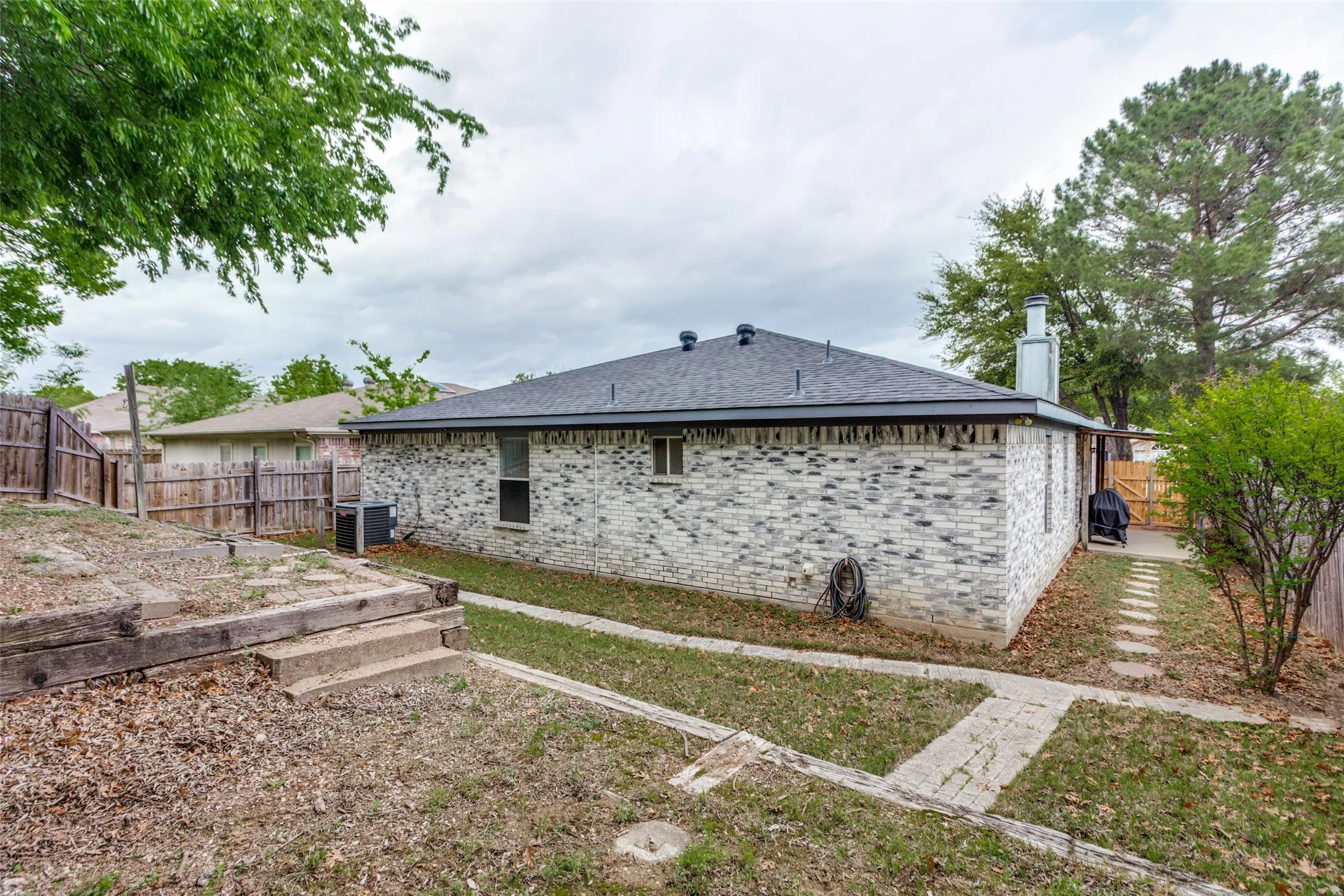 Single Family Residence For Sale in Tarrant County , 10241 Westward Drive, Fort Worth, Texas 76108, 4 Bedroom, 2 Bathroom, 2 Garage spaces, 1,822 Sqft, built in 1995, Price $324,999, mls#21303082, Real Estate Agent in Fort Worth, Homes For Sale in Tarrant county, Homes For Sale in Fort Worth, Realtor in Fort Worth Texas, Real Estate Brokerage Independent Realty Texas, Luminita Cordes Realtor