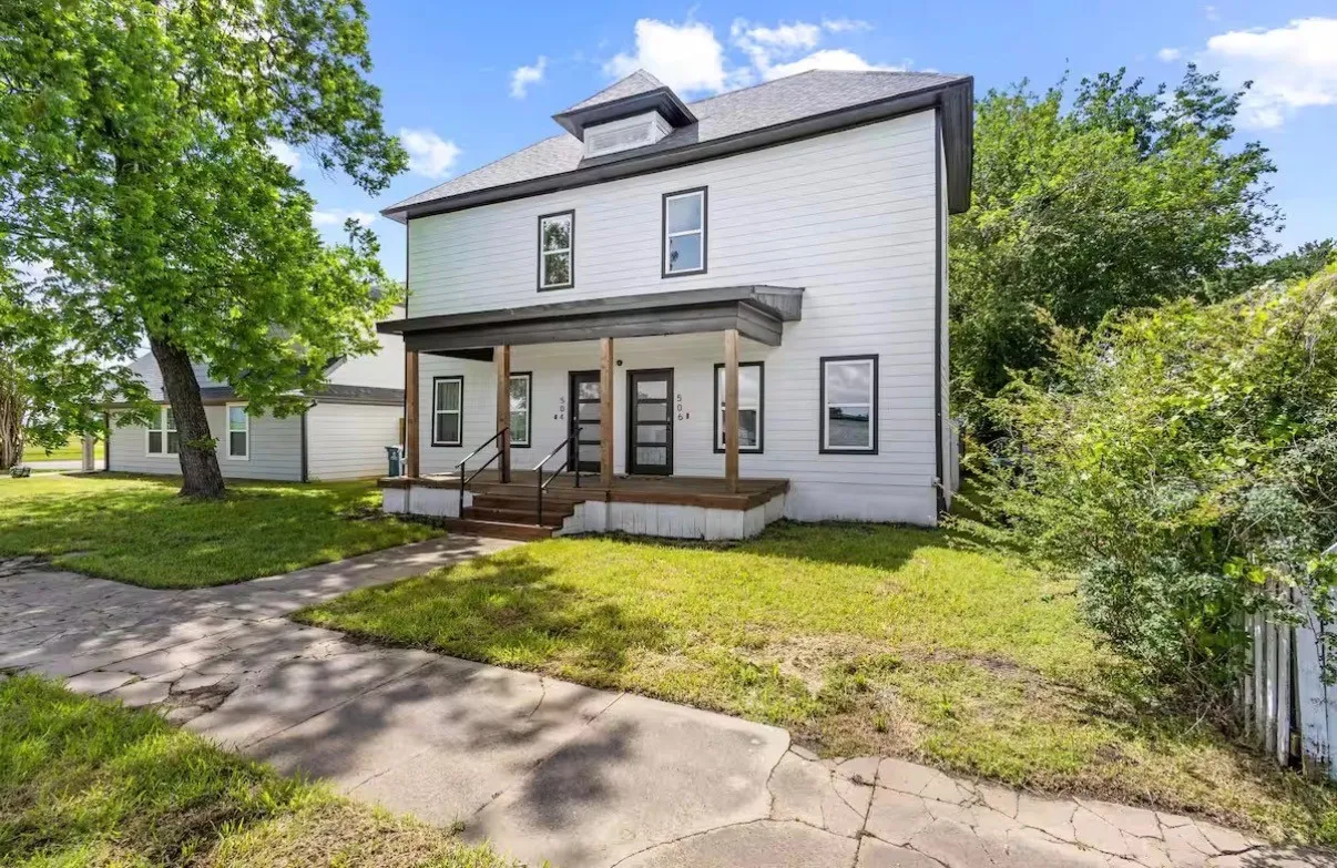 Duplex For Sale in Grayson County , 504 W Owing Street, Denison, Texas 75020, 8 Bedrooms, 6 Bathrooms, Garage spaces, 0 Sqft, built in 1945, Price $425,000, mls#21308018, Real Estate Agent in Denison, Homes For Sale in Grayson county, Homes For Sale in Denison, Realtor in Denison Texas, Real Estate Brokerage Independent Realty Texas, Luminita Cordes Realtor