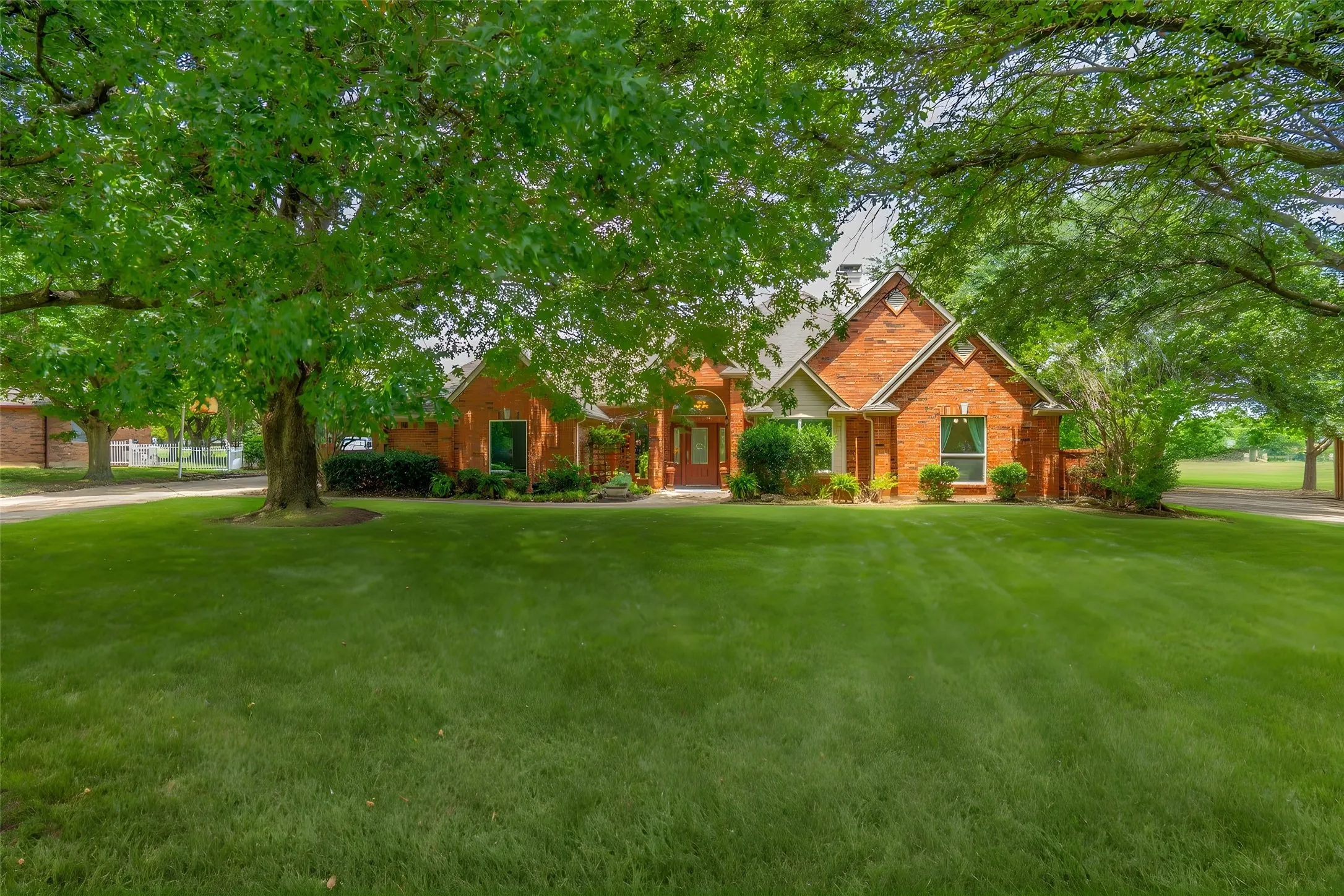 Single Family Residence For Sale in Collin County , 15820 Big Horn Trail, Frisco, Texas 75035, 4 Bedroom, 3 Bathroom, 4 Garage spaces, 2,698 Sqft, built in 1993, mls#21307309, Real Estate Agent in Frisco, Homes For Sale in Collin county, Homes For Sale in Frisco, Realtor in Frisco Texas, Real Estate Brokerage Independent Realty Texas, Luminita Cordes Realtor