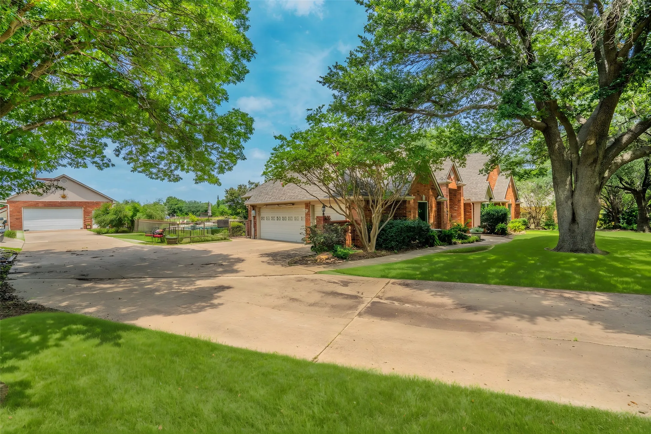Single Family Residence For Sale in Collin County , 15820 Big Horn Trail, Frisco, Texas 75035, 4 Bedroom, 3 Bathroom, 4 Garage spaces, 2,698 Sqft, built in 1993, mls#21307309, Real Estate Agent in Frisco, Homes For Sale in Collin county, Homes For Sale in Frisco, Realtor in Frisco Texas, Real Estate Brokerage Independent Realty Texas, Luminita Cordes Realtor