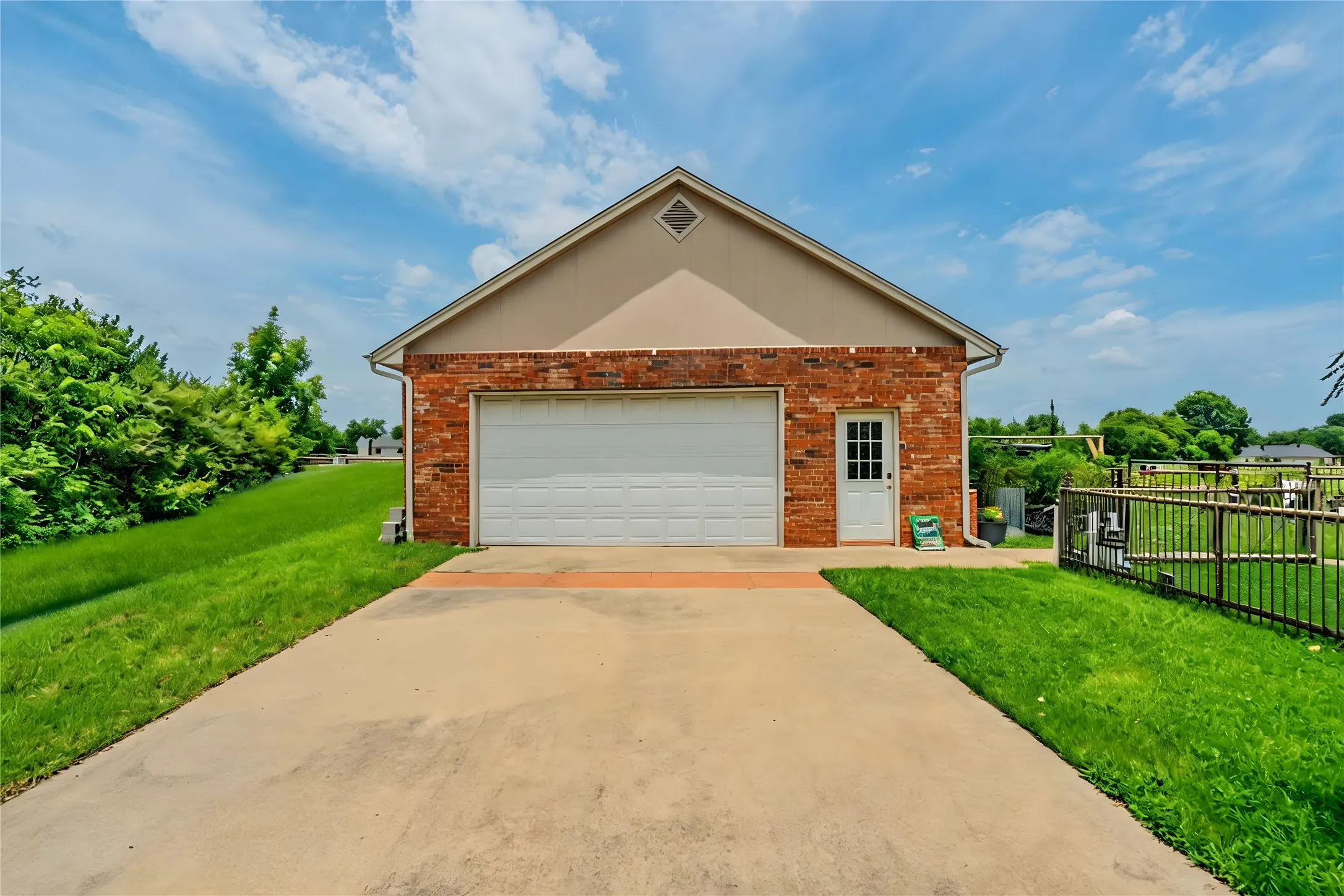 Single Family Residence For Sale in Collin County , 15820 Big Horn Trail, Frisco, Texas 75035, 4 Bedroom, 3 Bathroom, 4 Garage spaces, 2,698 Sqft, built in 1993, mls#21307309, Real Estate Agent in Frisco, Homes For Sale in Collin county, Homes For Sale in Frisco, Realtor in Frisco Texas, Real Estate Brokerage Independent Realty Texas, Luminita Cordes Realtor