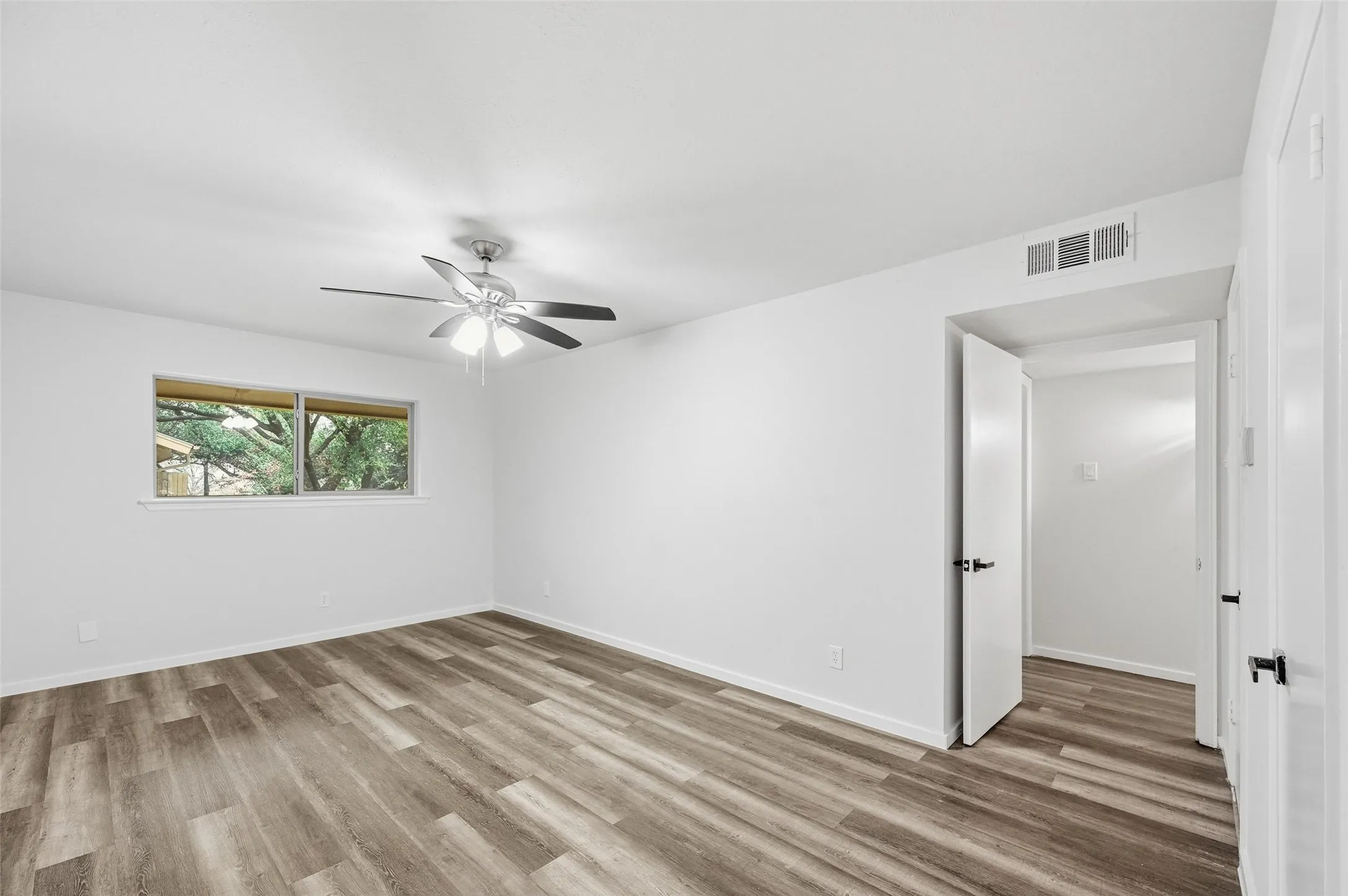 Condominium For Sale in Dallas County , 11410 Park Central Place C, Dallas, Texas 75230, 3 Bedroom, 2 Bathroom, Garage spaces, 1,318 Sqft, built in 1961, mls#21315732, Real Estate Agent in Dallas, Homes For Sale in Dallas county, Homes For Sale in Dallas, Realtor in Dallas Texas, Real Estate Brokerage Independent Realty Texas, Luminita Cordes Realtor