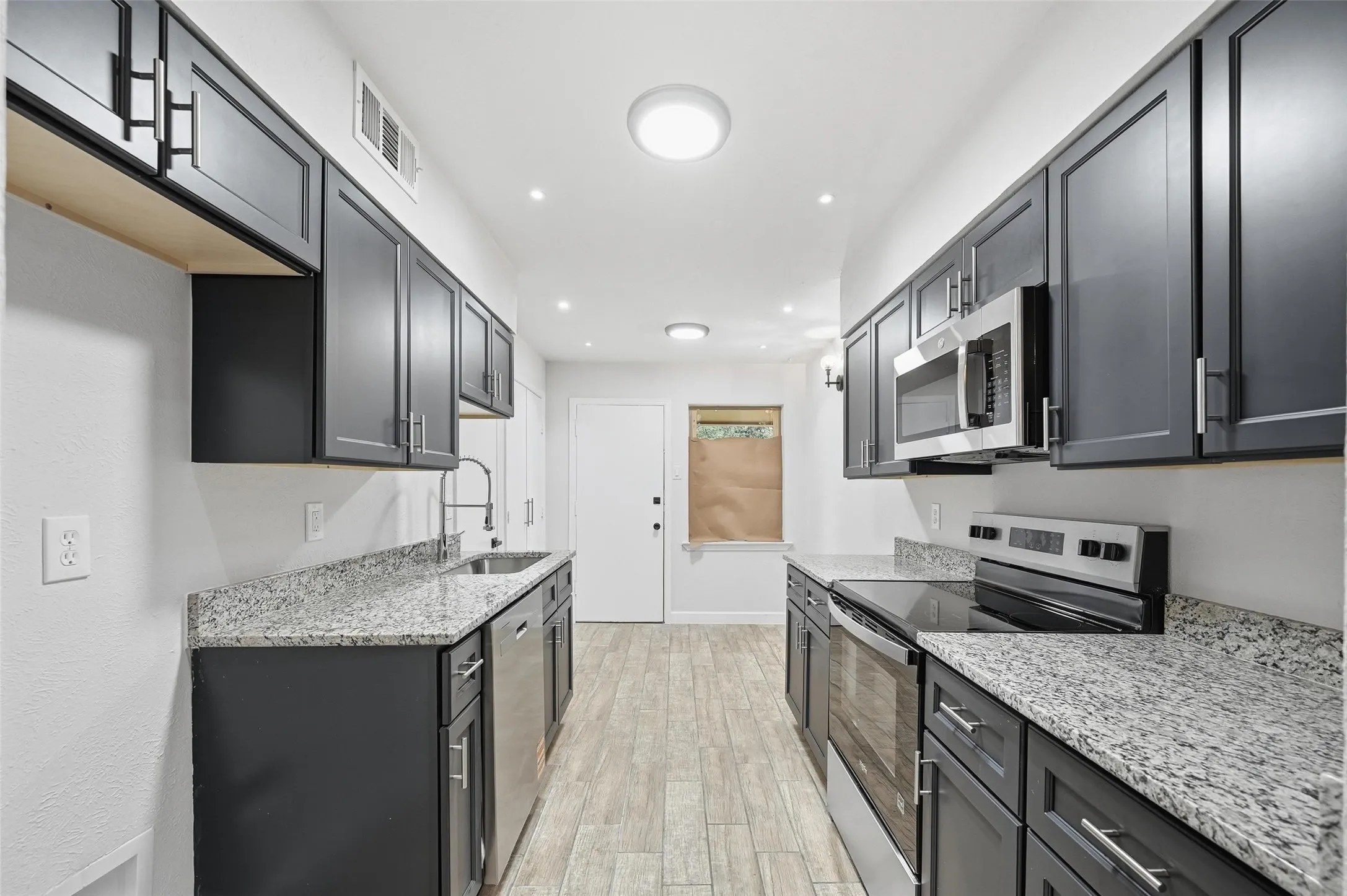 Condominium For Sale in Dallas County , 11410 Park Central Place C, Dallas, Texas 75230, 3 Bedroom, 2 Bathroom, Garage spaces, 1,318 Sqft, built in 1961, mls#21315732, Real Estate Agent in Dallas, Homes For Sale in Dallas county, Homes For Sale in Dallas, Realtor in Dallas Texas, Real Estate Brokerage Independent Realty Texas, Luminita Cordes Realtor