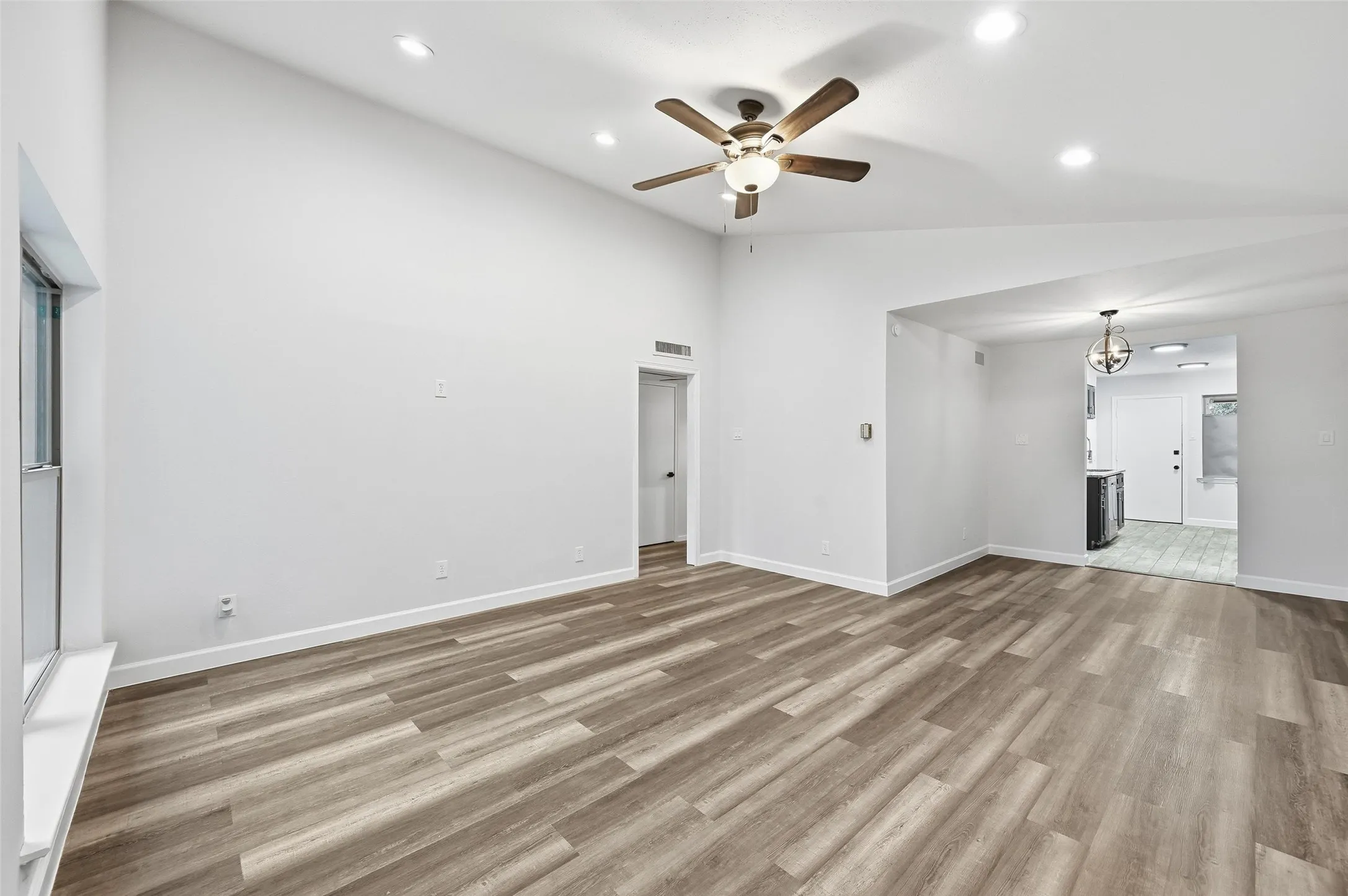 Condominium For Sale in Dallas County , 11410 Park Central Place C, Dallas, Texas 75230, 3 Bedroom, 2 Bathroom, Garage spaces, 1,318 Sqft, built in 1961, mls#21315732, Real Estate Agent in Dallas, Homes For Sale in Dallas county, Homes For Sale in Dallas, Realtor in Dallas Texas, Real Estate Brokerage Independent Realty Texas, Luminita Cordes Realtor