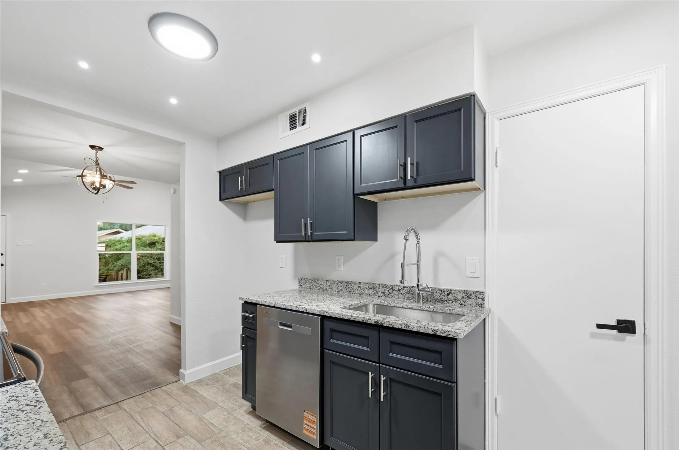 Condominium For Sale in Dallas County , 11410 Park Central Place C, Dallas, Texas 75230, 3 Bedroom, 2 Bathroom, Garage spaces, 1,318 Sqft, built in 1961, mls#21315732, Real Estate Agent in Dallas, Homes For Sale in Dallas county, Homes For Sale in Dallas, Realtor in Dallas Texas, Real Estate Brokerage Independent Realty Texas, Luminita Cordes Realtor