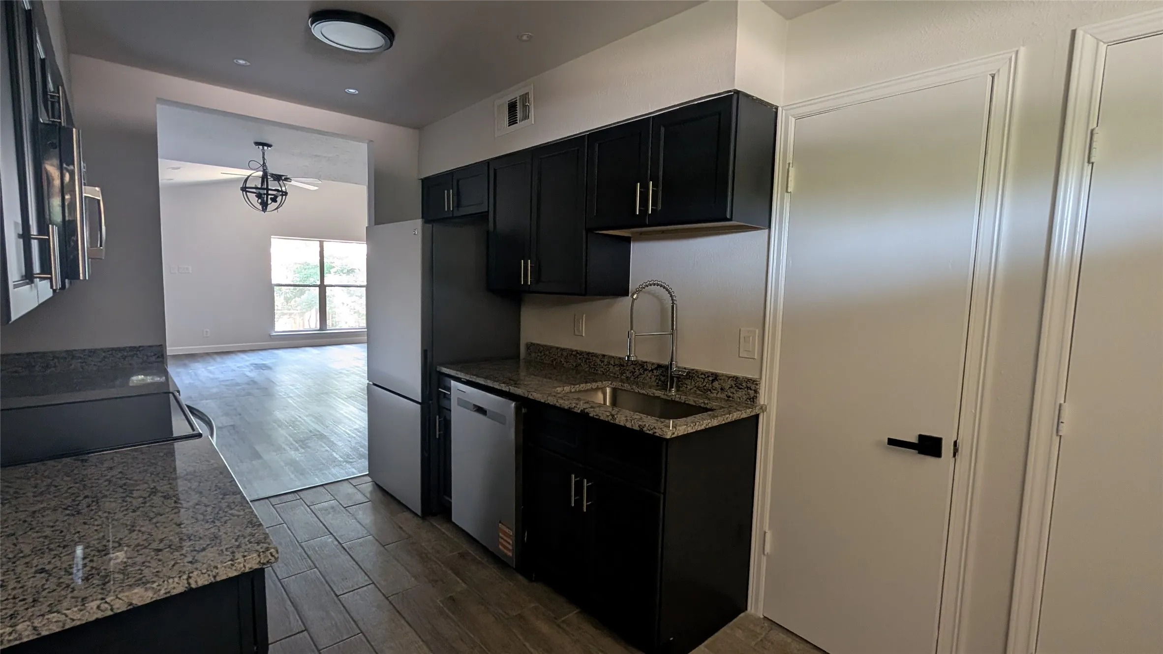 Condominium For Sale in Dallas County , 11410 Park Central Place C, Dallas, Texas 75230, 3 Bedroom, 2 Bathroom, Garage spaces, 1,318 Sqft, built in 1961, mls#21315732, Real Estate Agent in Dallas, Homes For Sale in Dallas county, Homes For Sale in Dallas, Realtor in Dallas Texas, Real Estate Brokerage Independent Realty Texas, Luminita Cordes Realtor