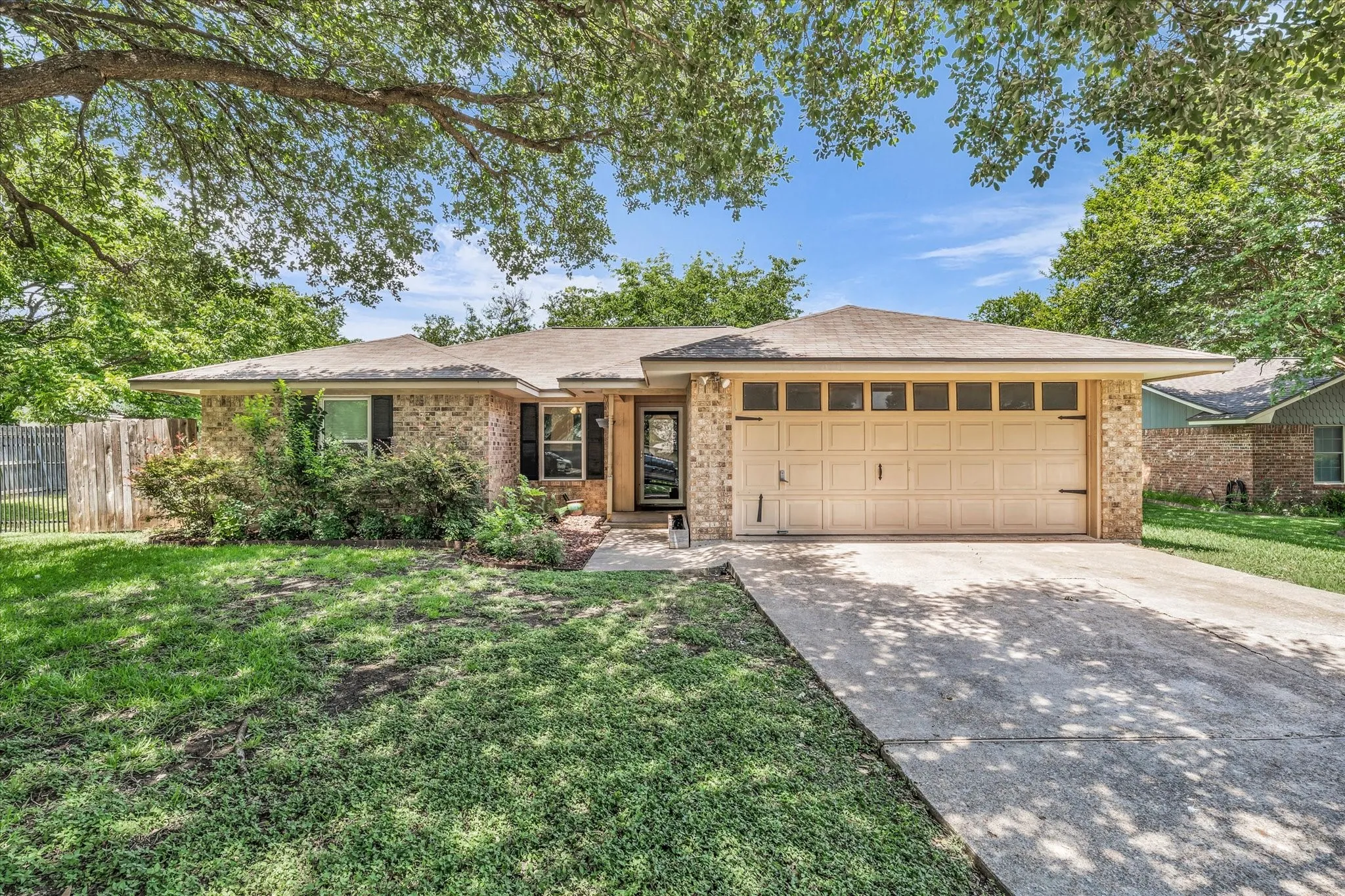 Single Family Residence For Sale in Mc Lennan County , 316 E Chapman Road, Hewitt, Texas 76643, 3 Bedroom, 2 Bathroom, 2 Garage spaces, 1,520 Sqft, built in 1985, mls#21315553, Real Estate Agent in Hewitt, Homes For Sale in Mc Lennan county, Homes For Sale in Hewitt, Realtor in Hewitt Texas, Real Estate Brokerage Independent Realty Texas, Luminita Cordes Realtor