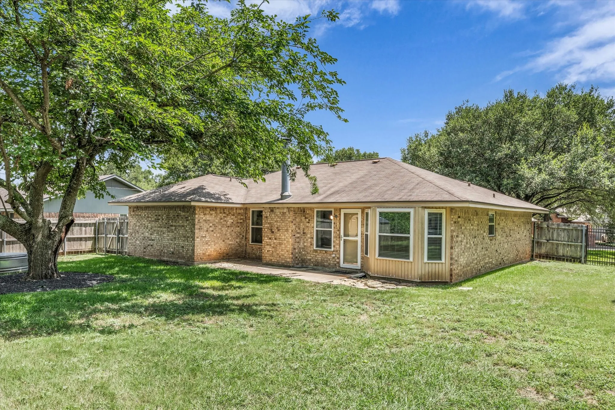 Single Family Residence For Sale in Mc Lennan County , 316 E Chapman Road, Hewitt, Texas 76643, 3 Bedroom, 2 Bathroom, 2 Garage spaces, 1,520 Sqft, built in 1985, mls#21315553, Real Estate Agent in Hewitt, Homes For Sale in Mc Lennan county, Homes For Sale in Hewitt, Realtor in Hewitt Texas, Real Estate Brokerage Independent Realty Texas, Luminita Cordes Realtor