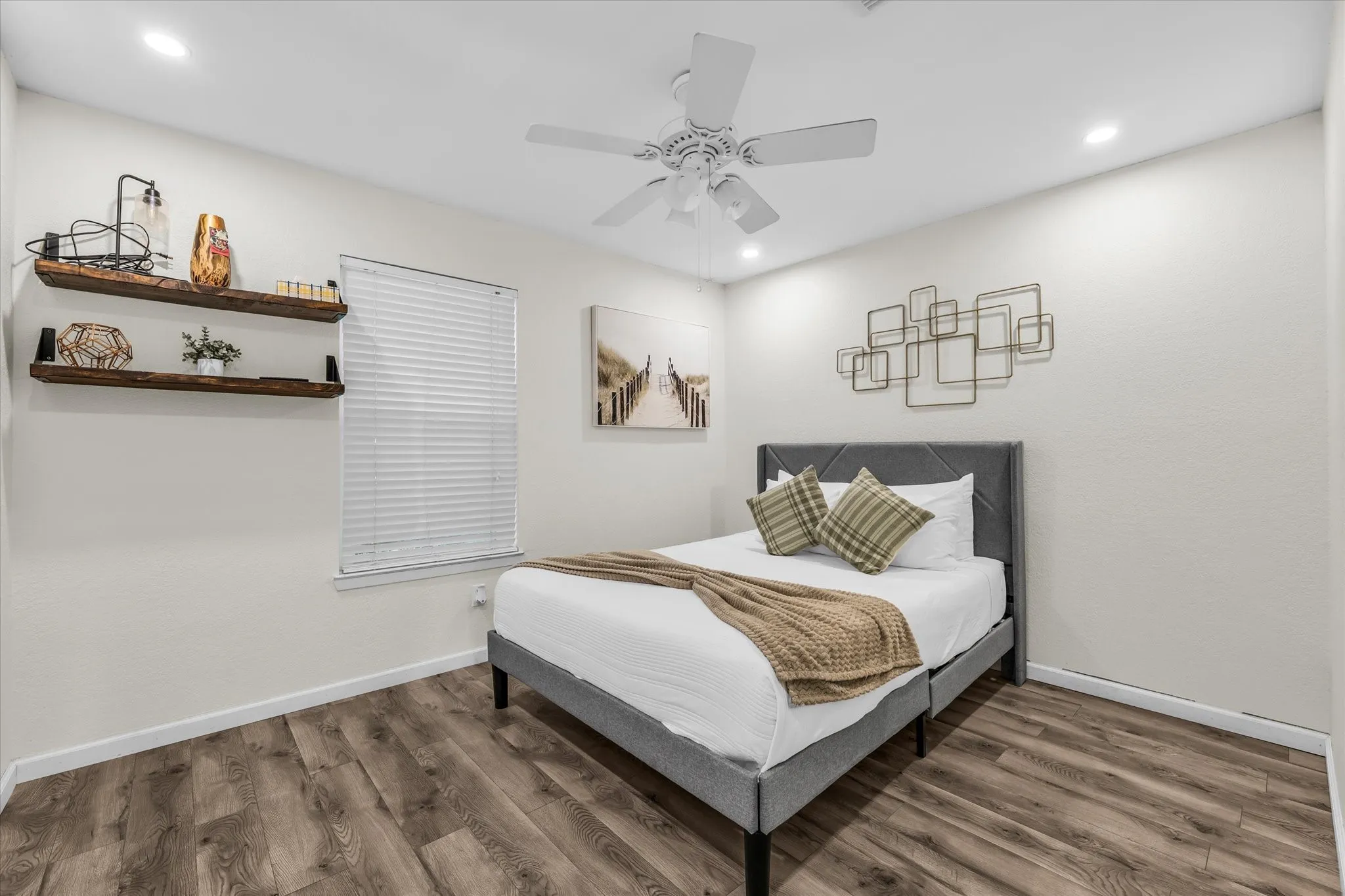 Single Family Residence For Sale in Mc Lennan County , 316 E Chapman Road, Hewitt, Texas 76643, 3 Bedroom, 2 Bathroom, 2 Garage spaces, 1,520 Sqft, built in 1985, mls#21315553, Real Estate Agent in Hewitt, Homes For Sale in Mc Lennan county, Homes For Sale in Hewitt, Realtor in Hewitt Texas, Real Estate Brokerage Independent Realty Texas, Luminita Cordes Realtor