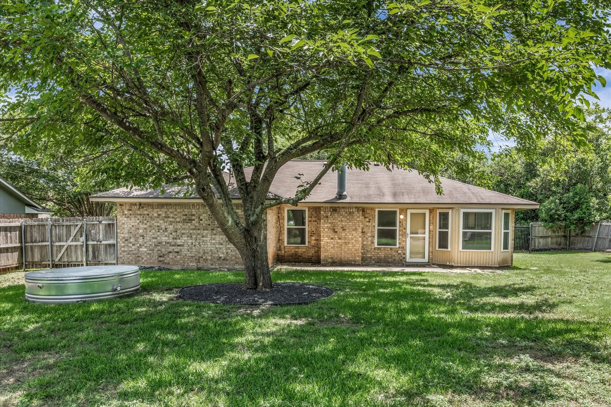 Single Family Residence For Sale in Mc Lennan County , 316 E Chapman Road, Hewitt, Texas 76643, 3 Bedroom, 2 Bathroom, 2 Garage spaces, 1,520 Sqft, built in 1985, mls#21315553, Real Estate Agent in Hewitt, Homes For Sale in Mc Lennan county, Homes For Sale in Hewitt, Realtor in Hewitt Texas, Real Estate Brokerage Independent Realty Texas, Luminita Cordes Realtor