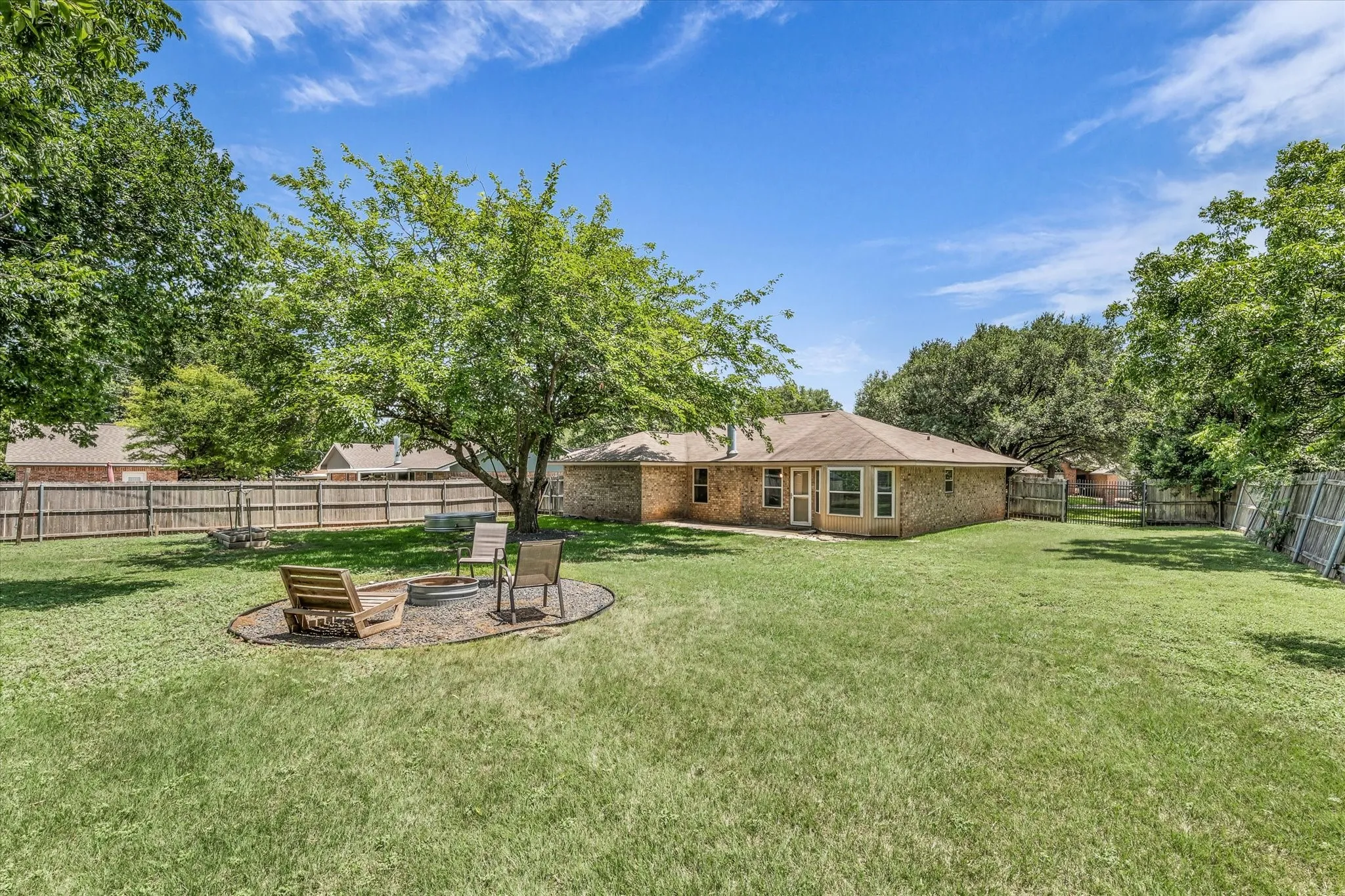 Single Family Residence For Sale in Mc Lennan County , 316 E Chapman Road, Hewitt, Texas 76643, 3 Bedroom, 2 Bathroom, 2 Garage spaces, 1,520 Sqft, built in 1985, mls#21315553, Real Estate Agent in Hewitt, Homes For Sale in Mc Lennan county, Homes For Sale in Hewitt, Realtor in Hewitt Texas, Real Estate Brokerage Independent Realty Texas, Luminita Cordes Realtor