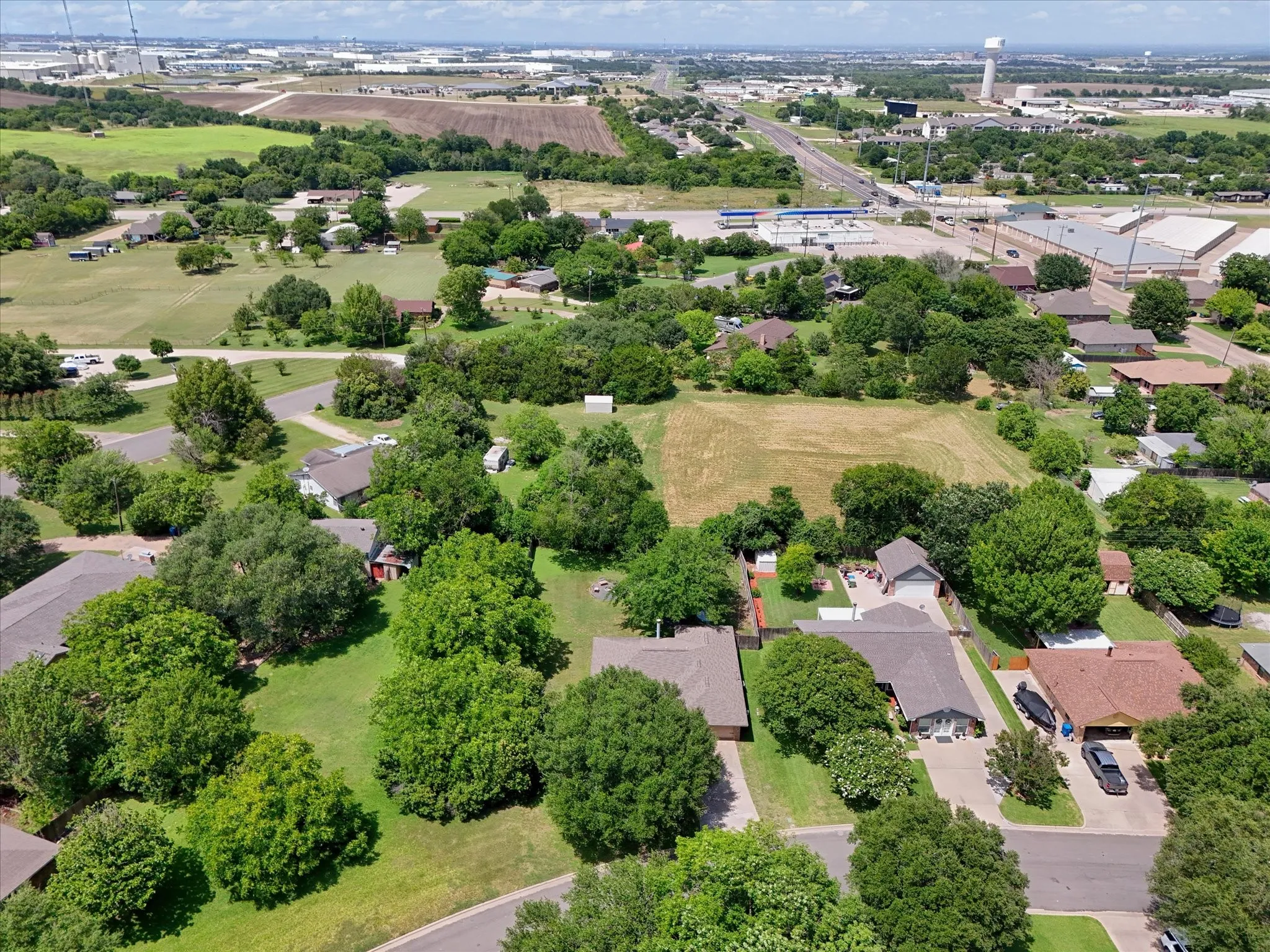Single Family Residence For Sale in Mc Lennan County , 316 E Chapman Road, Hewitt, Texas 76643, 3 Bedroom, 2 Bathroom, 2 Garage spaces, 1,520 Sqft, built in 1985, mls#21315553, Real Estate Agent in Hewitt, Homes For Sale in Mc Lennan county, Homes For Sale in Hewitt, Realtor in Hewitt Texas, Real Estate Brokerage Independent Realty Texas, Luminita Cordes Realtor