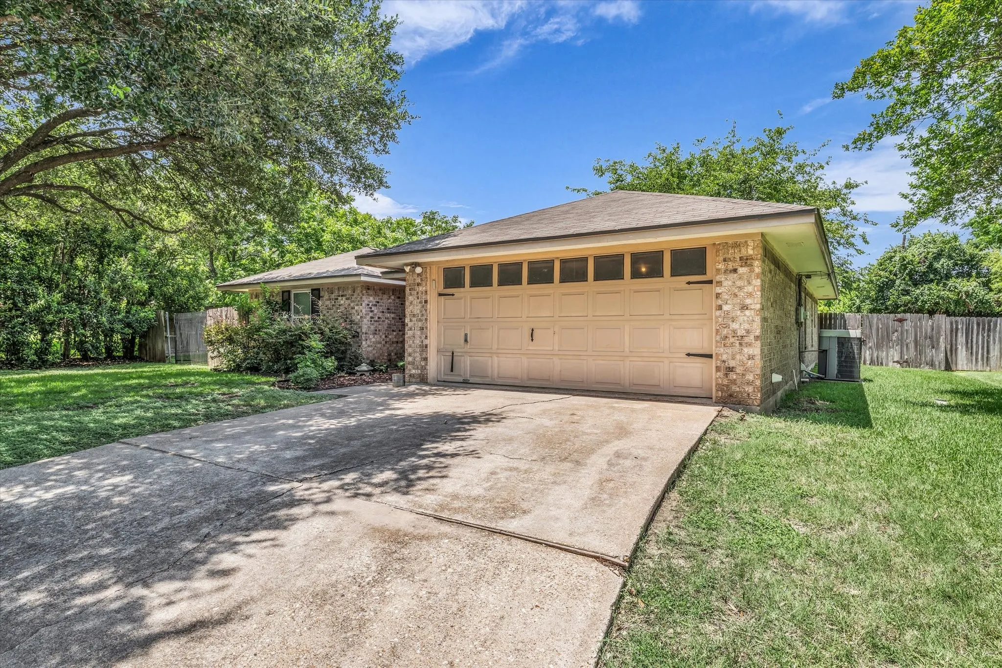 Single Family Residence For Sale in Mc Lennan County , 316 E Chapman Road, Hewitt, Texas 76643, 3 Bedroom, 2 Bathroom, 2 Garage spaces, 1,520 Sqft, built in 1985, mls#21315553, Real Estate Agent in Hewitt, Homes For Sale in Mc Lennan county, Homes For Sale in Hewitt, Realtor in Hewitt Texas, Real Estate Brokerage Independent Realty Texas, Luminita Cordes Realtor