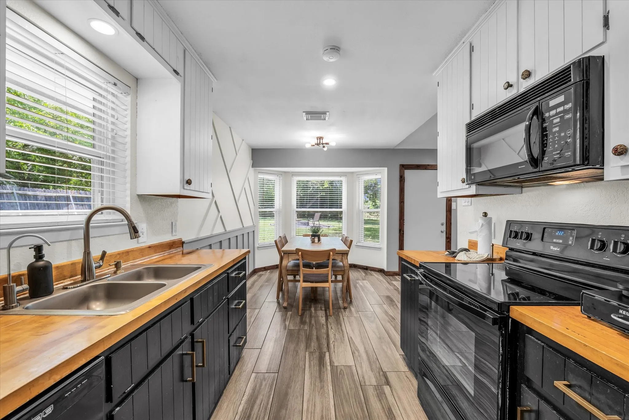 Single Family Residence For Sale in Mc Lennan County , 316 E Chapman Road, Hewitt, Texas 76643, 3 Bedroom, 2 Bathroom, 2 Garage spaces, 1,520 Sqft, built in 1985, mls#21315553, Real Estate Agent in Hewitt, Homes For Sale in Mc Lennan county, Homes For Sale in Hewitt, Realtor in Hewitt Texas, Real Estate Brokerage Independent Realty Texas, Luminita Cordes Realtor