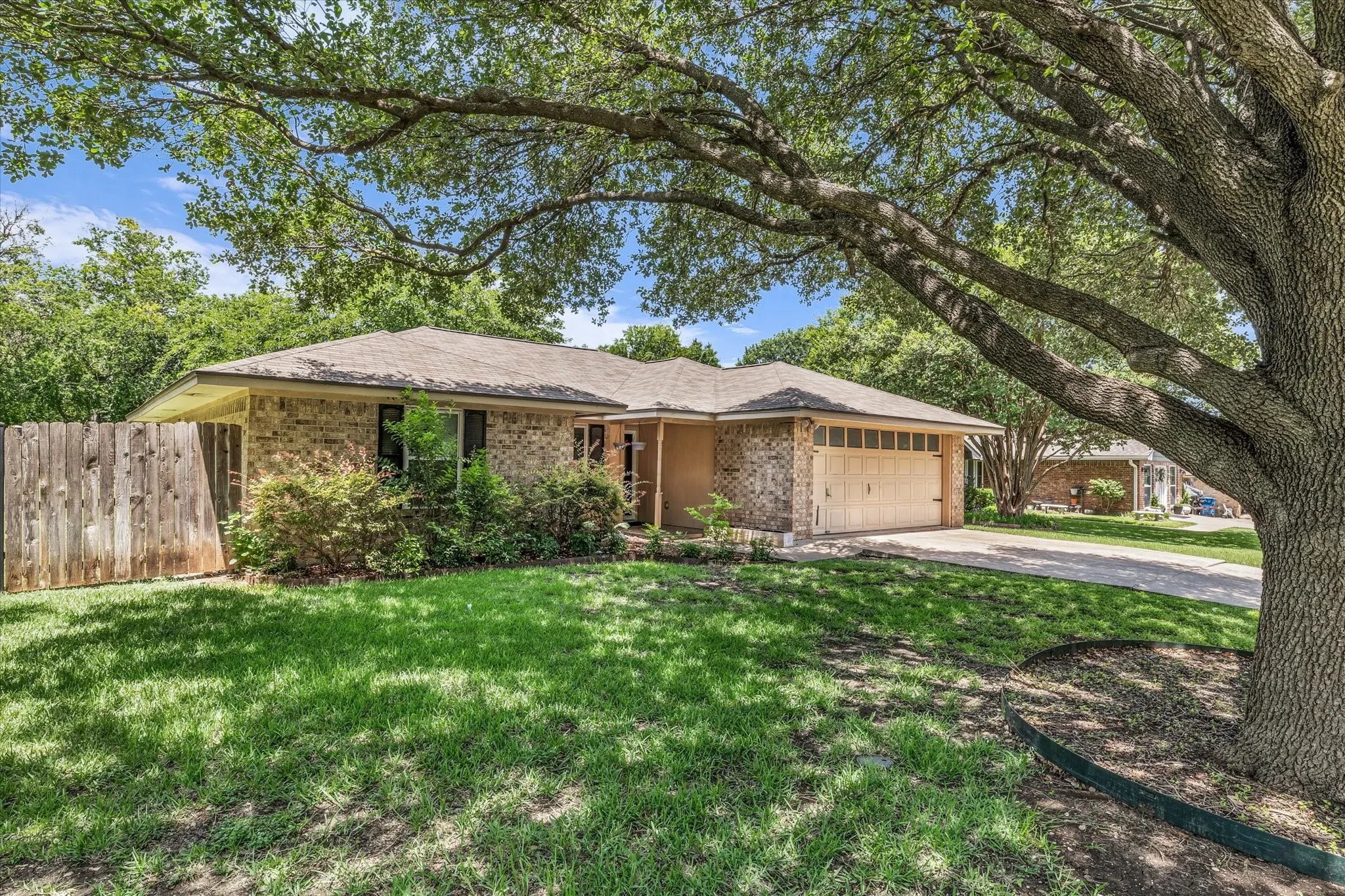 Single Family Residence For Sale in Mc Lennan County , 316 E Chapman Road, Hewitt, Texas 76643, 3 Bedroom, 2 Bathroom, 2 Garage spaces, 1,520 Sqft, built in 1985, mls#21315553, Real Estate Agent in Hewitt, Homes For Sale in Mc Lennan county, Homes For Sale in Hewitt, Realtor in Hewitt Texas, Real Estate Brokerage Independent Realty Texas, Luminita Cordes Realtor