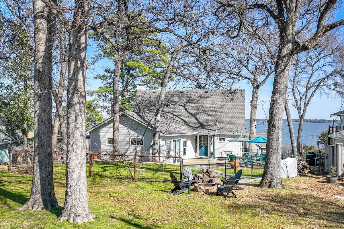 Single Family Residence For Sale in Henderson County , 103 Latimer Drive, Tool, Texas 75143, 3 Bedroom, 3 Bathroom, Garage spaces, 2,136 Sqft, built in 1969, mls#21310240, Real Estate Agent in Tool, Homes For Sale in Henderson county, Homes For Sale in Tool, Realtor in Tool Texas, Real Estate Brokerage Independent Realty Texas, Luminita Cordes Realtor