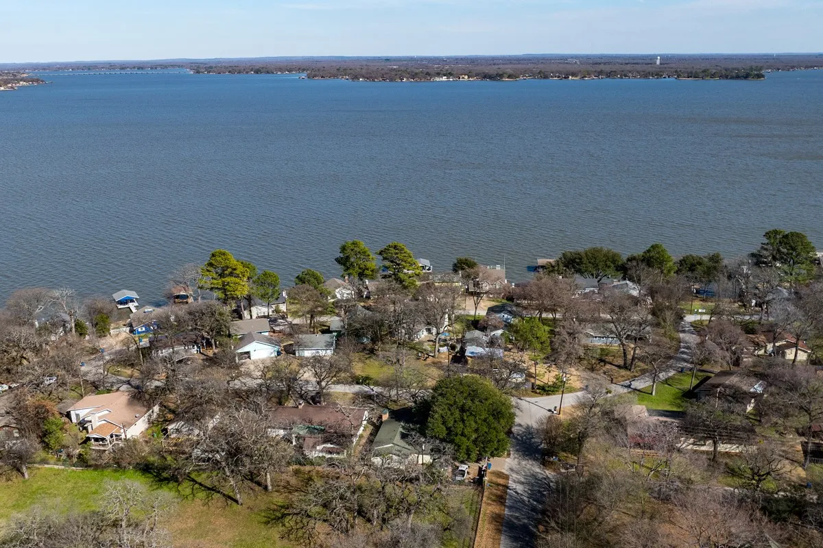 Single Family Residence For Sale in Henderson County , 103 Latimer Drive, Tool, Texas 75143, 3 Bedroom, 3 Bathroom, Garage spaces, 2,136 Sqft, built in 1969, mls#21310240, Real Estate Agent in Tool, Homes For Sale in Henderson county, Homes For Sale in Tool, Realtor in Tool Texas, Real Estate Brokerage Independent Realty Texas, Luminita Cordes Realtor