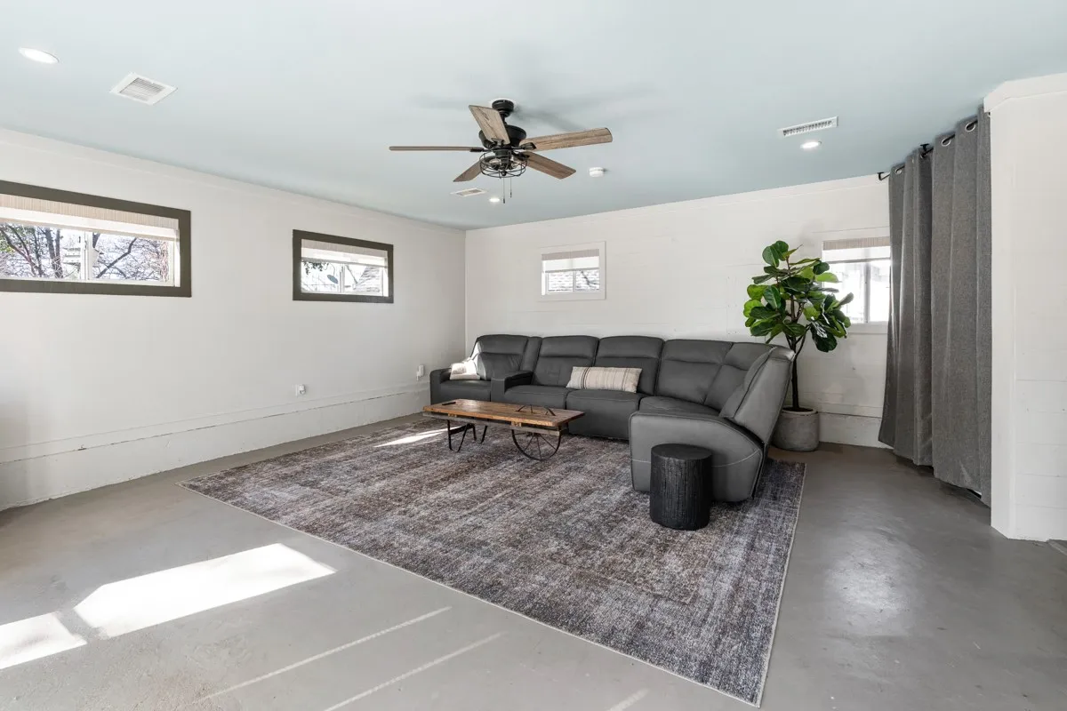 Single Family Residence For Sale in Henderson County , 103 Latimer Drive, Tool, Texas 75143, 3 Bedroom, 3 Bathroom, Garage spaces, 2,136 Sqft, built in 1969, mls#21310240, Real Estate Agent in Tool, Homes For Sale in Henderson county, Homes For Sale in Tool, Realtor in Tool Texas, Real Estate Brokerage Independent Realty Texas, Luminita Cordes Realtor