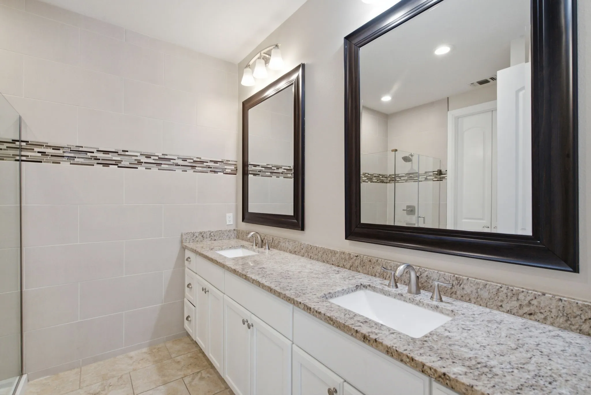 Townhouse For Sale in Tarrant County , 5221 Park Drive, River Oaks, Texas 76114, 3 Bedroom, 3 Bathroom, 2 Garage spaces, 1,860 Sqft, built in 2016, mls#21315067, Real Estate Agent in River Oaks, Homes For Sale in Tarrant county, Homes For Sale in River Oaks, Realtor in River Oaks Texas, Real Estate Brokerage Independent Realty Texas, Luminita Cordes Realtor