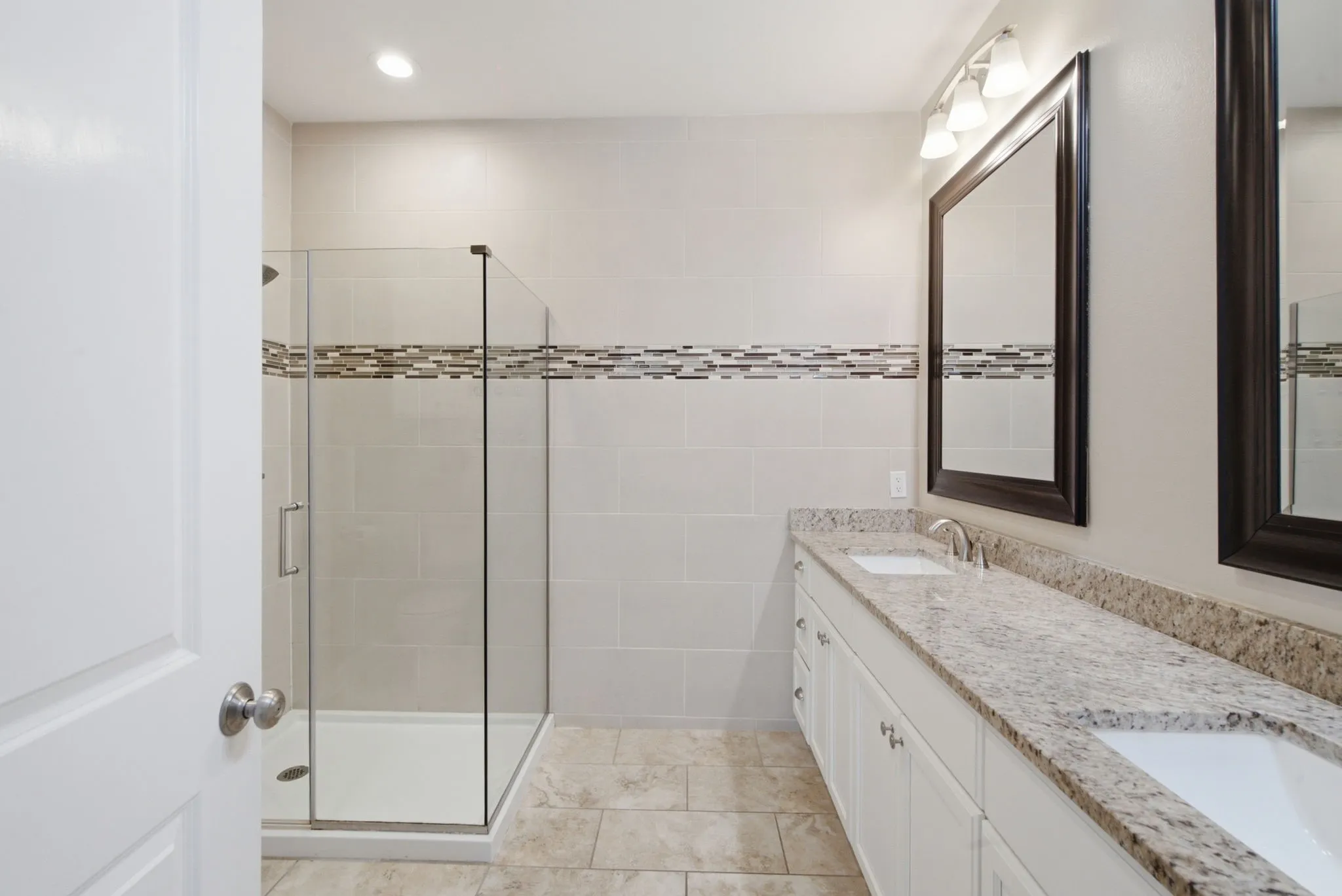 Townhouse For Sale in Tarrant County , 5221 Park Drive, River Oaks, Texas 76114, 3 Bedroom, 3 Bathroom, 2 Garage spaces, 1,860 Sqft, built in 2016, mls#21315067, Real Estate Agent in River Oaks, Homes For Sale in Tarrant county, Homes For Sale in River Oaks, Realtor in River Oaks Texas, Real Estate Brokerage Independent Realty Texas, Luminita Cordes Realtor