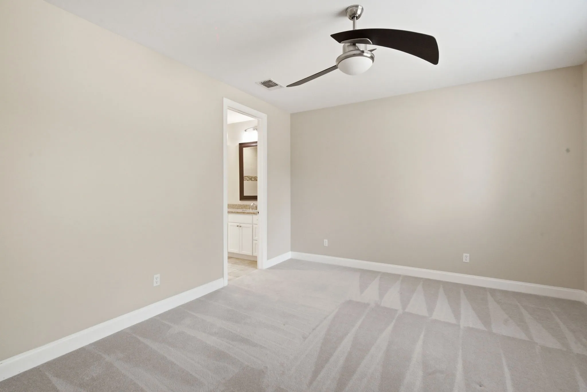 Townhouse For Sale in Tarrant County , 5221 Park Drive, River Oaks, Texas 76114, 3 Bedroom, 3 Bathroom, 2 Garage spaces, 1,860 Sqft, built in 2016, mls#21315067, Real Estate Agent in River Oaks, Homes For Sale in Tarrant county, Homes For Sale in River Oaks, Realtor in River Oaks Texas, Real Estate Brokerage Independent Realty Texas, Luminita Cordes Realtor