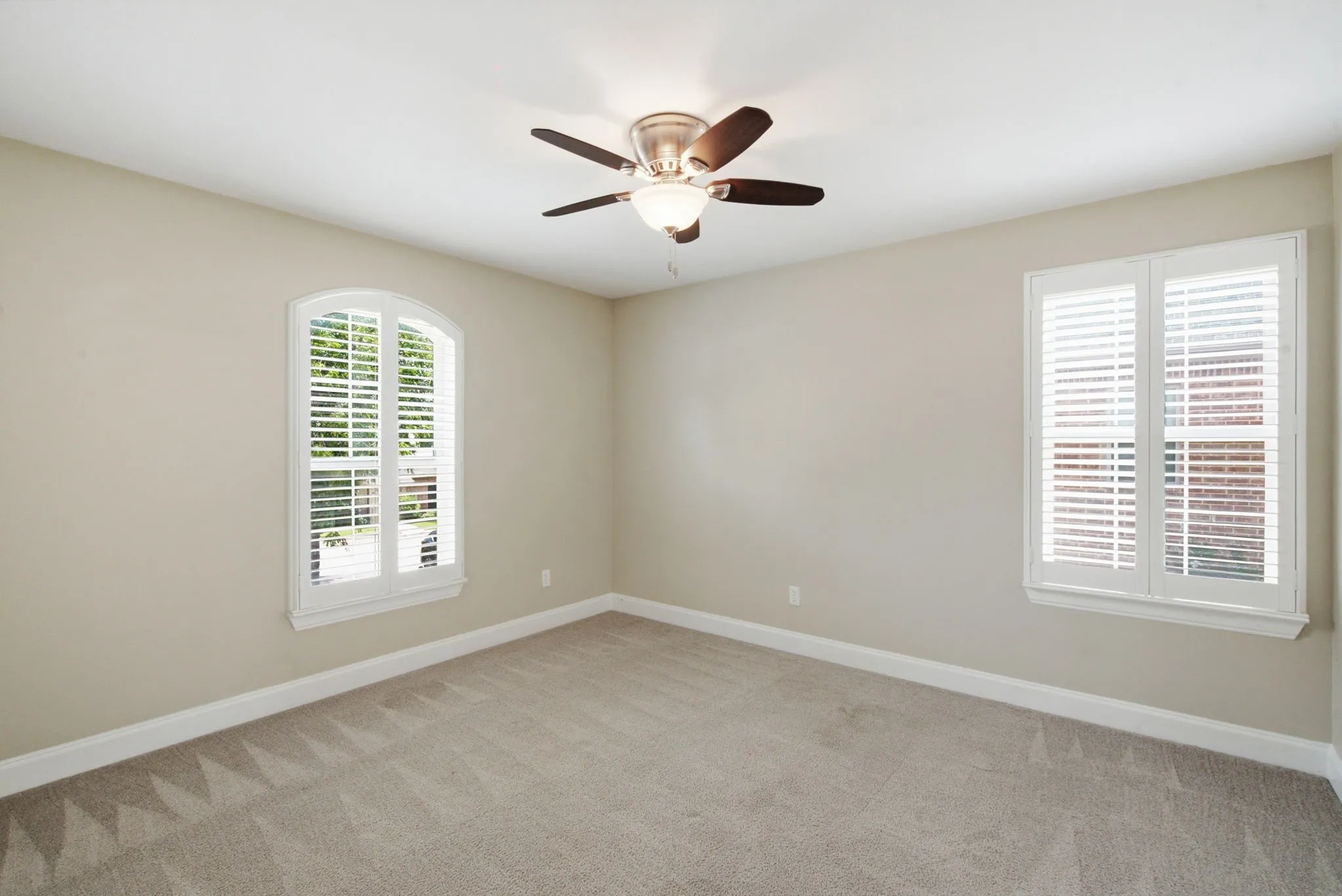 Townhouse For Sale in Tarrant County , 5221 Park Drive, River Oaks, Texas 76114, 3 Bedroom, 3 Bathroom, 2 Garage spaces, 1,860 Sqft, built in 2016, mls#21315067, Real Estate Agent in River Oaks, Homes For Sale in Tarrant county, Homes For Sale in River Oaks, Realtor in River Oaks Texas, Real Estate Brokerage Independent Realty Texas, Luminita Cordes Realtor