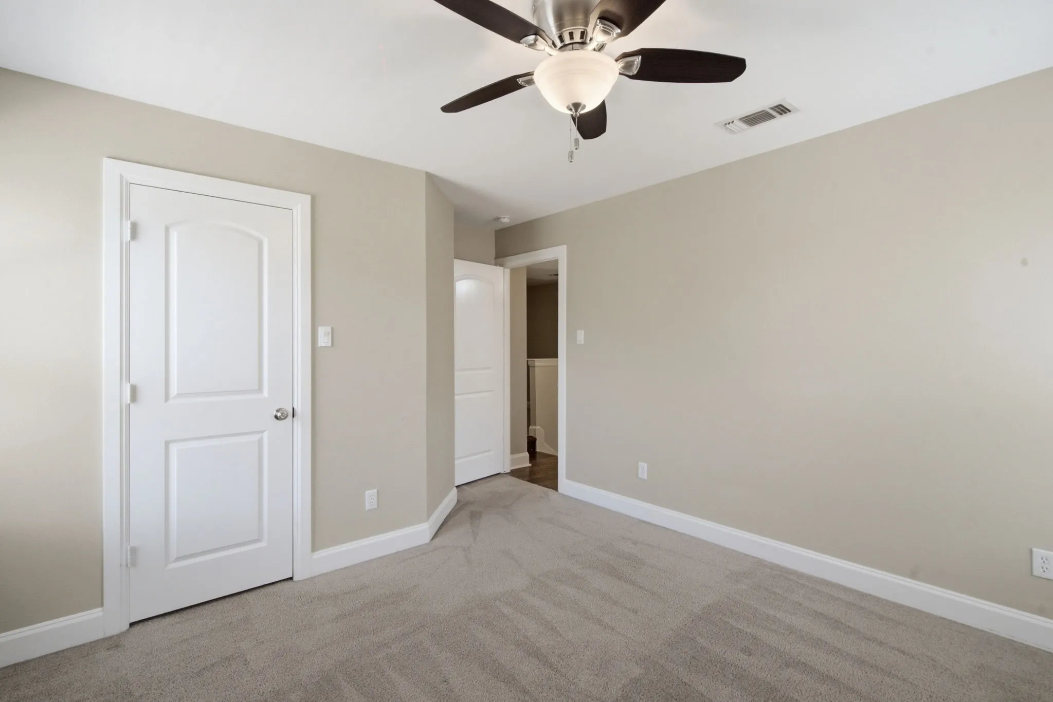 Townhouse For Sale in Tarrant County , 5221 Park Drive, River Oaks, Texas 76114, 3 Bedroom, 3 Bathroom, 2 Garage spaces, 1,860 Sqft, built in 2016, mls#21315067, Real Estate Agent in River Oaks, Homes For Sale in Tarrant county, Homes For Sale in River Oaks, Realtor in River Oaks Texas, Real Estate Brokerage Independent Realty Texas, Luminita Cordes Realtor