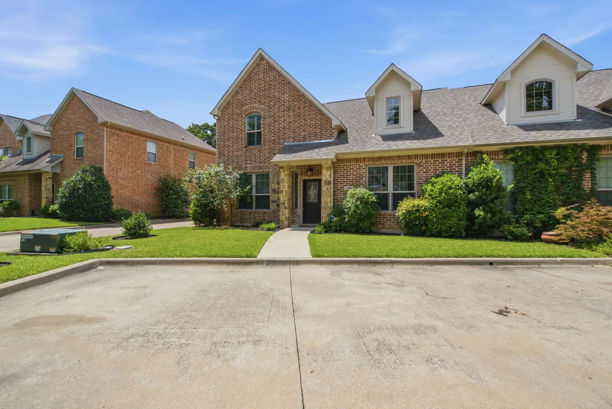 Townhouse For Sale in Tarrant County , 5221 Park Drive, River Oaks, Texas 76114, 3 Bedroom, 3 Bathroom, 2 Garage spaces, 1,860 Sqft, built in 2016, mls#21315067, Real Estate Agent in River Oaks, Homes For Sale in Tarrant county, Homes For Sale in River Oaks, Realtor in River Oaks Texas, Real Estate Brokerage Independent Realty Texas, Luminita Cordes Realtor