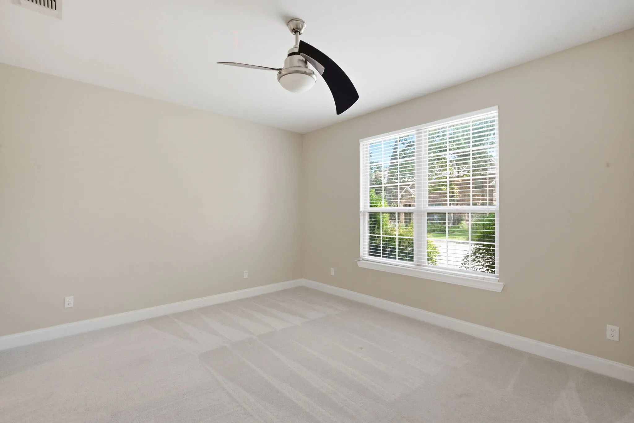 Townhouse For Sale in Tarrant County , 5221 Park Drive, River Oaks, Texas 76114, 3 Bedroom, 3 Bathroom, 2 Garage spaces, 1,860 Sqft, built in 2016, mls#21315067, Real Estate Agent in River Oaks, Homes For Sale in Tarrant county, Homes For Sale in River Oaks, Realtor in River Oaks Texas, Real Estate Brokerage Independent Realty Texas, Luminita Cordes Realtor