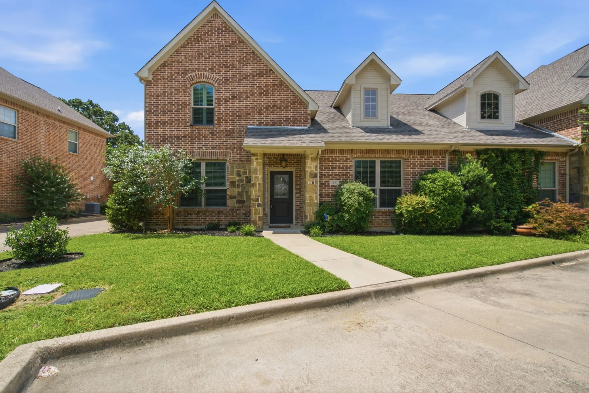 Townhouse For Sale in Tarrant County , 5221 Park Drive, River Oaks, Texas 76114, 3 Bedroom, 3 Bathroom, 2 Garage spaces, 1,860 Sqft, built in 2016, mls#21315067, Real Estate Agent in River Oaks, Homes For Sale in Tarrant county, Homes For Sale in River Oaks, Realtor in River Oaks Texas, Real Estate Brokerage Independent Realty Texas, Luminita Cordes Realtor