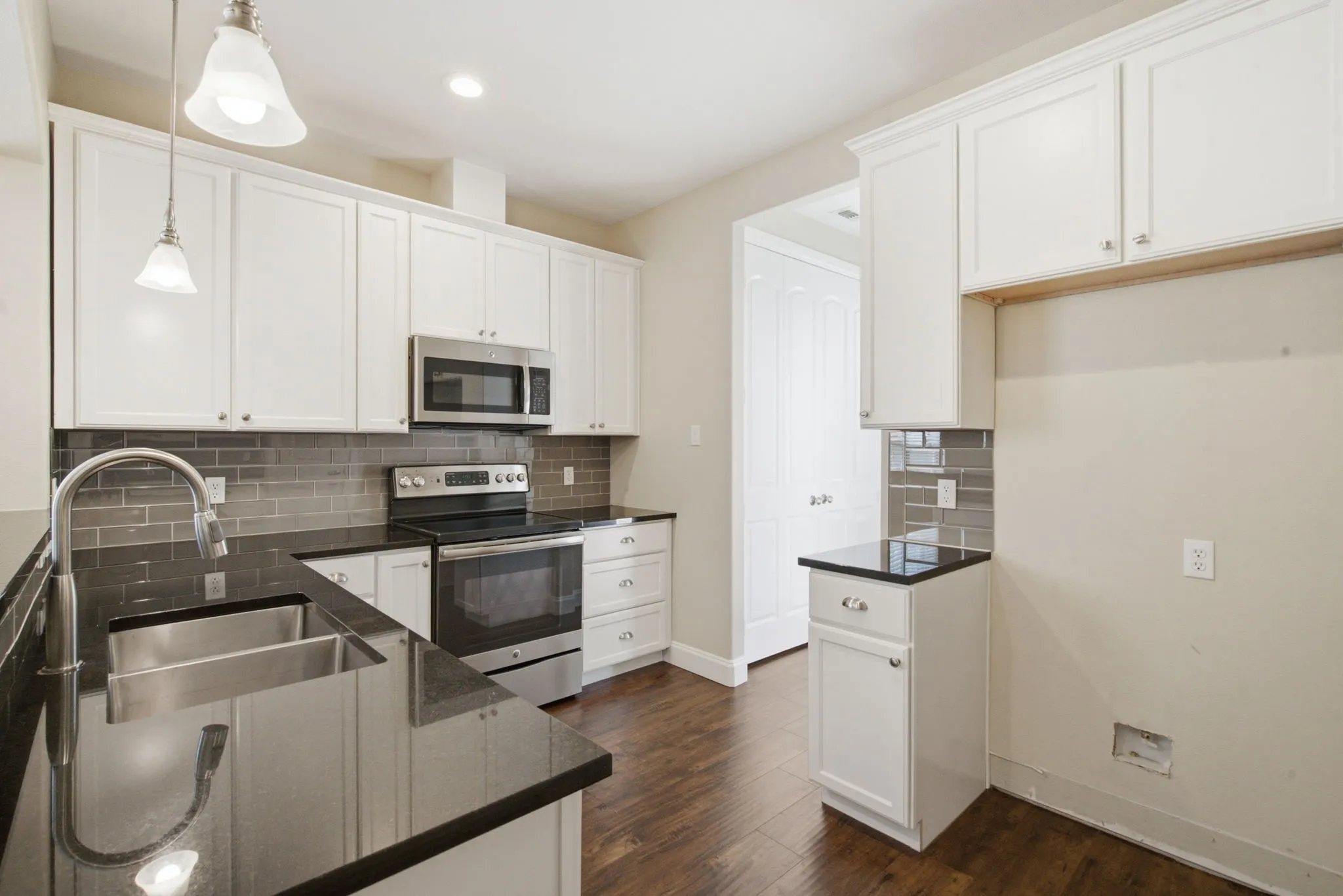 Townhouse For Sale in Tarrant County , 5221 Park Drive, River Oaks, Texas 76114, 3 Bedroom, 3 Bathroom, 2 Garage spaces, 1,860 Sqft, built in 2016, mls#21315067, Real Estate Agent in River Oaks, Homes For Sale in Tarrant county, Homes For Sale in River Oaks, Realtor in River Oaks Texas, Real Estate Brokerage Independent Realty Texas, Luminita Cordes Realtor