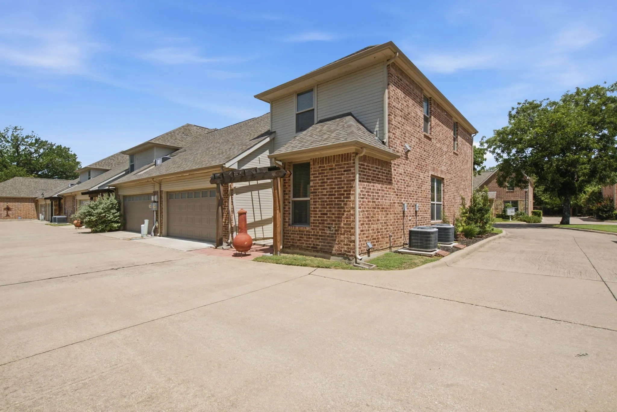 Townhouse For Sale in Tarrant County , 5221 Park Drive, River Oaks, Texas 76114, 3 Bedroom, 3 Bathroom, 2 Garage spaces, 1,860 Sqft, built in 2016, mls#21315067, Real Estate Agent in River Oaks, Homes For Sale in Tarrant county, Homes For Sale in River Oaks, Realtor in River Oaks Texas, Real Estate Brokerage Independent Realty Texas, Luminita Cordes Realtor