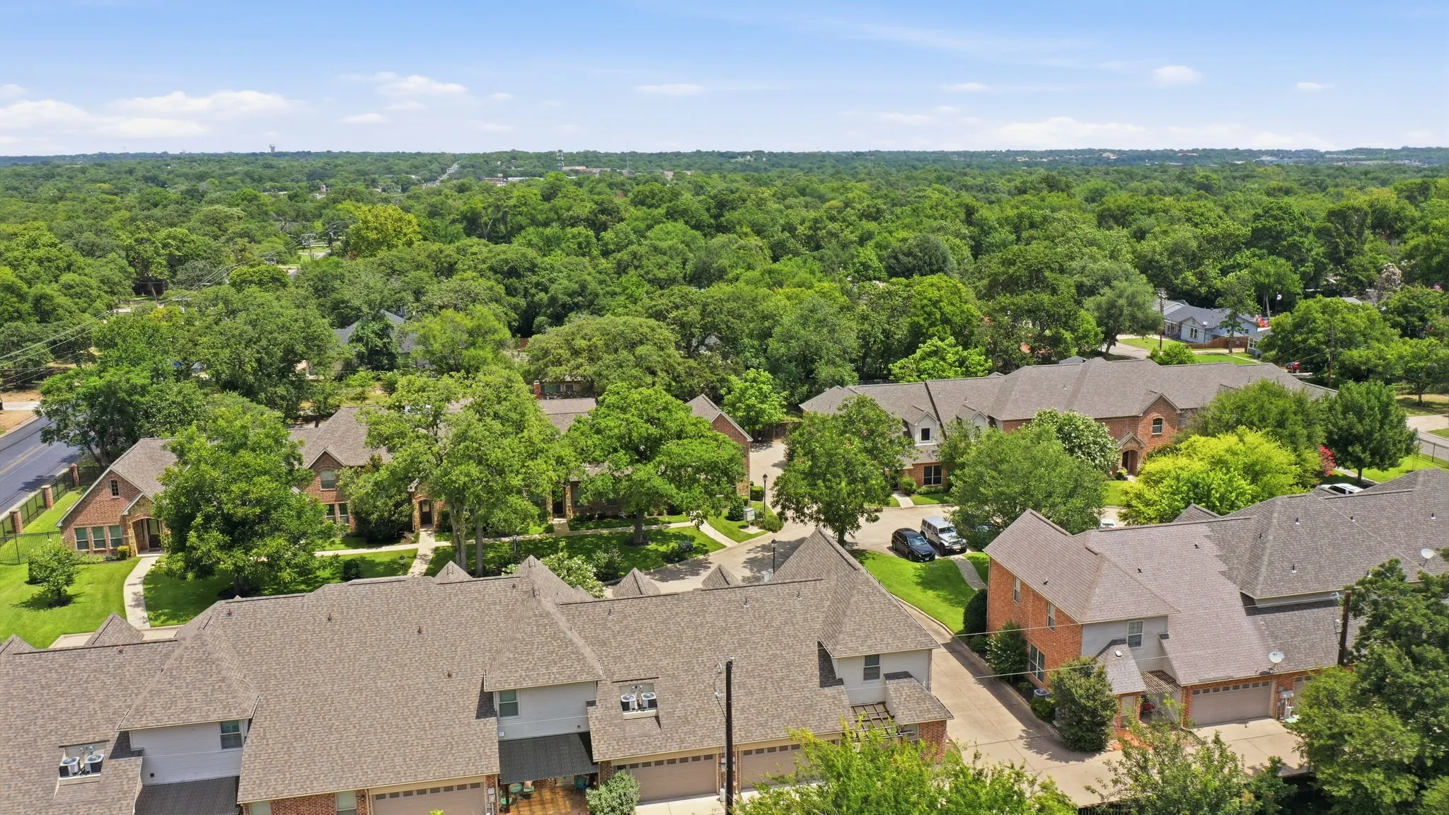 Townhouse For Sale in Tarrant County , 5221 Park Drive, River Oaks, Texas 76114, 3 Bedroom, 3 Bathroom, 2 Garage spaces, 1,860 Sqft, built in 2016, mls#21315067, Real Estate Agent in River Oaks, Homes For Sale in Tarrant county, Homes For Sale in River Oaks, Realtor in River Oaks Texas, Real Estate Brokerage Independent Realty Texas, Luminita Cordes Realtor