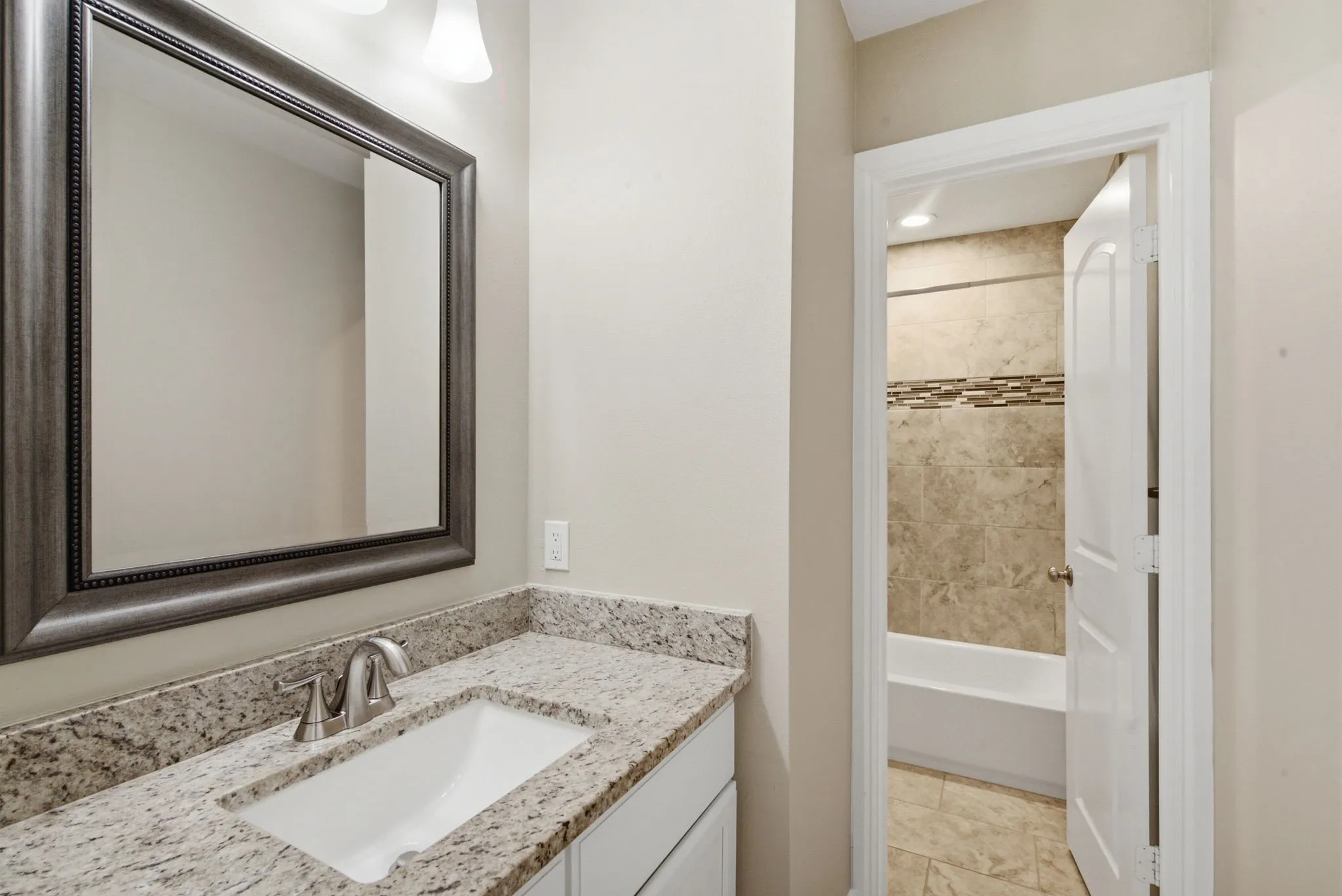 Townhouse For Sale in Tarrant County , 5221 Park Drive, River Oaks, Texas 76114, 3 Bedroom, 3 Bathroom, 2 Garage spaces, 1,860 Sqft, built in 2016, mls#21315067, Real Estate Agent in River Oaks, Homes For Sale in Tarrant county, Homes For Sale in River Oaks, Realtor in River Oaks Texas, Real Estate Brokerage Independent Realty Texas, Luminita Cordes Realtor