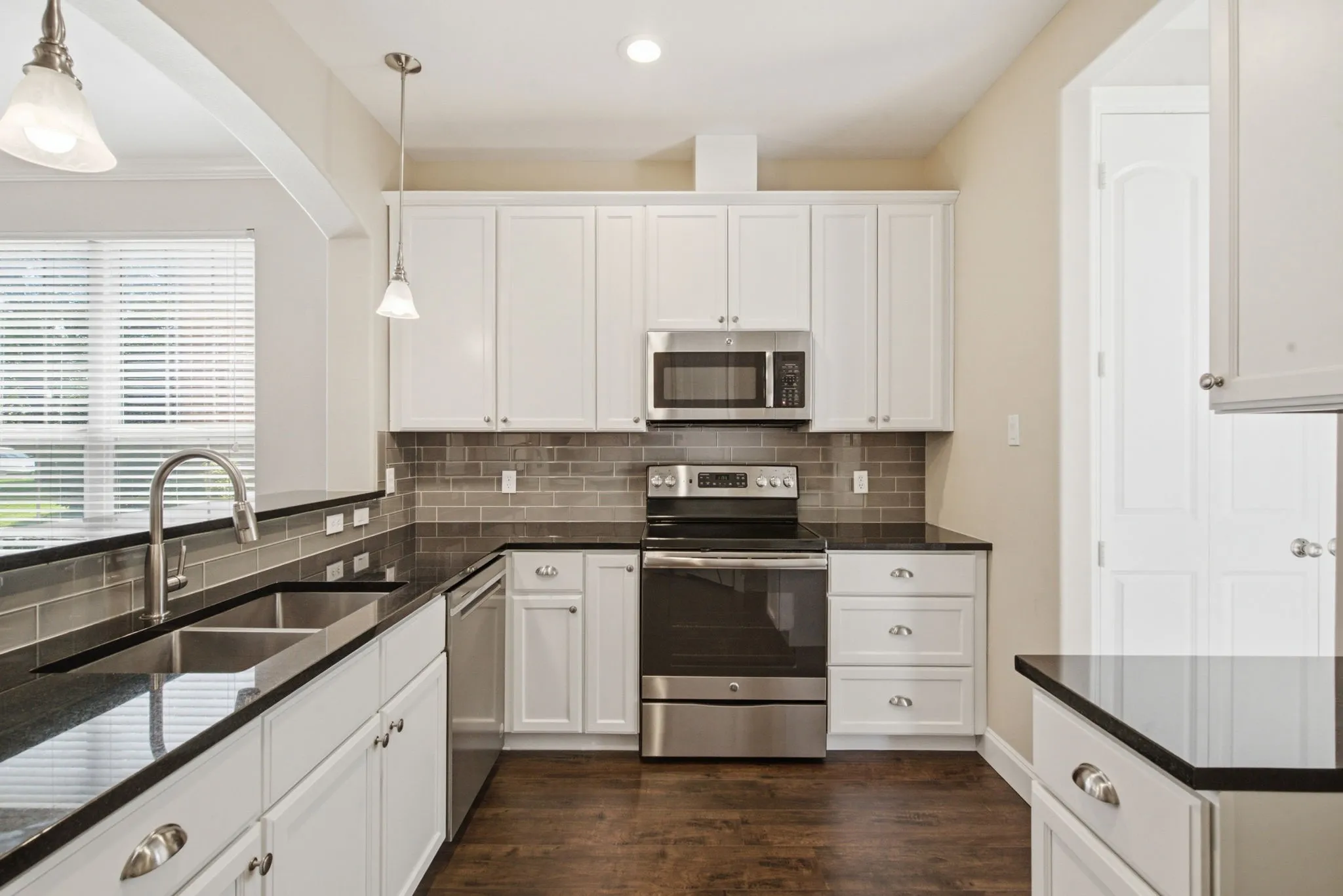 Townhouse For Sale in Tarrant County , 5221 Park Drive, River Oaks, Texas 76114, 3 Bedroom, 3 Bathroom, 2 Garage spaces, 1,860 Sqft, built in 2016, mls#21315067, Real Estate Agent in River Oaks, Homes For Sale in Tarrant county, Homes For Sale in River Oaks, Realtor in River Oaks Texas, Real Estate Brokerage Independent Realty Texas, Luminita Cordes Realtor