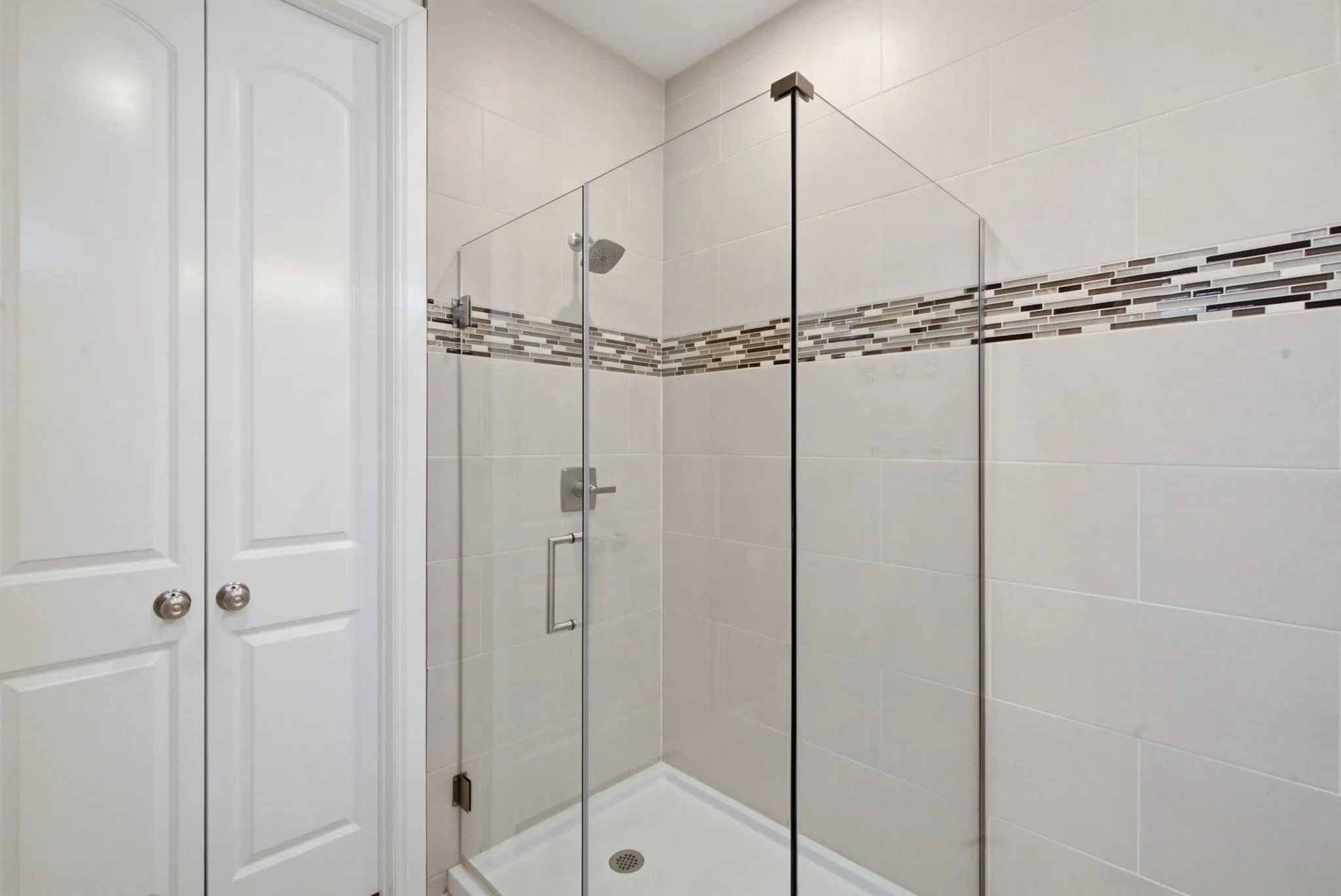 Townhouse For Sale in Tarrant County , 5221 Park Drive, River Oaks, Texas 76114, 3 Bedroom, 3 Bathroom, 2 Garage spaces, 1,860 Sqft, built in 2016, mls#21315067, Real Estate Agent in River Oaks, Homes For Sale in Tarrant county, Homes For Sale in River Oaks, Realtor in River Oaks Texas, Real Estate Brokerage Independent Realty Texas, Luminita Cordes Realtor