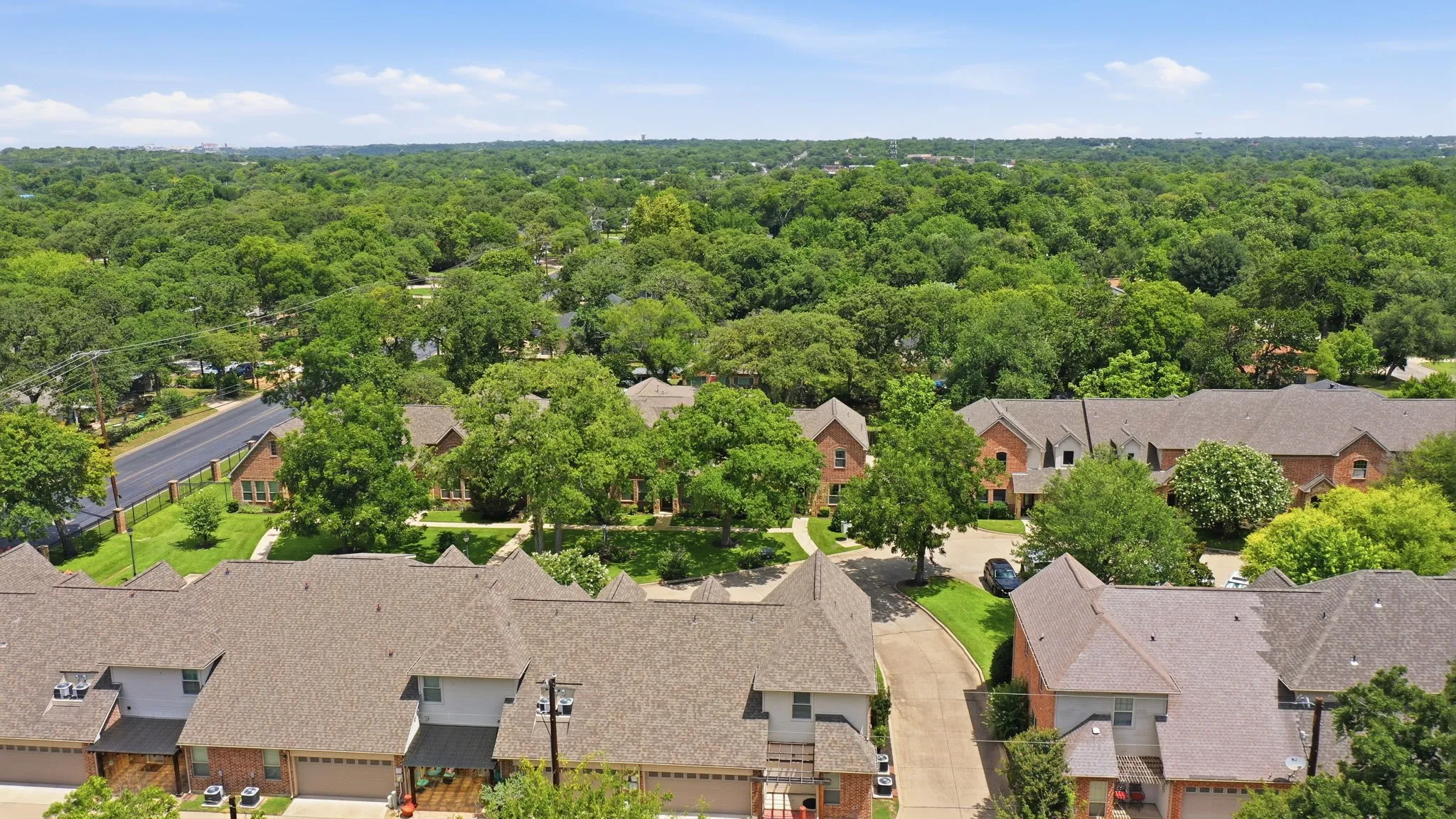 Townhouse For Sale in Tarrant County , 5221 Park Drive, River Oaks, Texas 76114, 3 Bedroom, 3 Bathroom, 2 Garage spaces, 1,860 Sqft, built in 2016, mls#21315067, Real Estate Agent in River Oaks, Homes For Sale in Tarrant county, Homes For Sale in River Oaks, Realtor in River Oaks Texas, Real Estate Brokerage Independent Realty Texas, Luminita Cordes Realtor