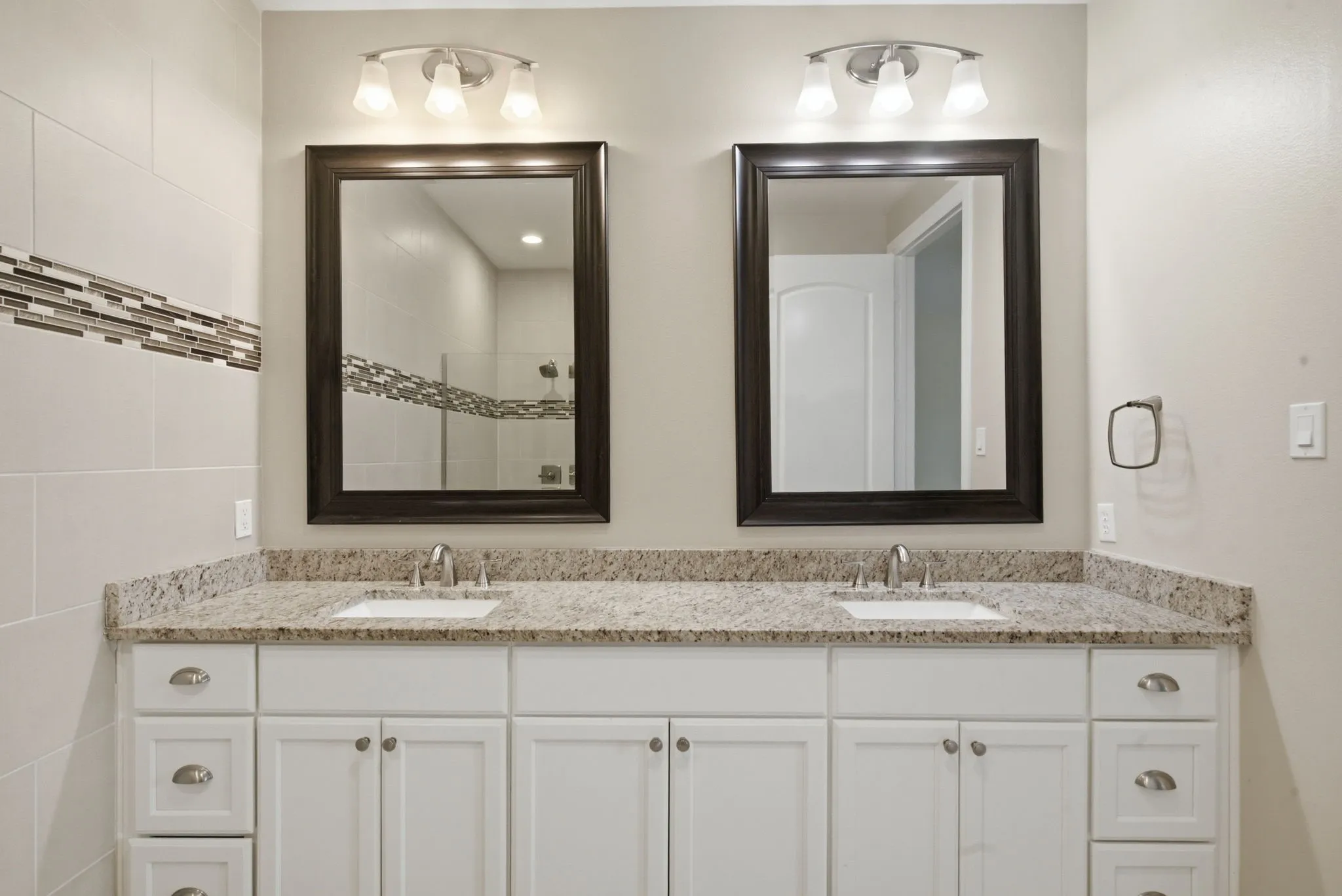 Townhouse For Sale in Tarrant County , 5221 Park Drive, River Oaks, Texas 76114, 3 Bedroom, 3 Bathroom, 2 Garage spaces, 1,860 Sqft, built in 2016, mls#21315067, Real Estate Agent in River Oaks, Homes For Sale in Tarrant county, Homes For Sale in River Oaks, Realtor in River Oaks Texas, Real Estate Brokerage Independent Realty Texas, Luminita Cordes Realtor