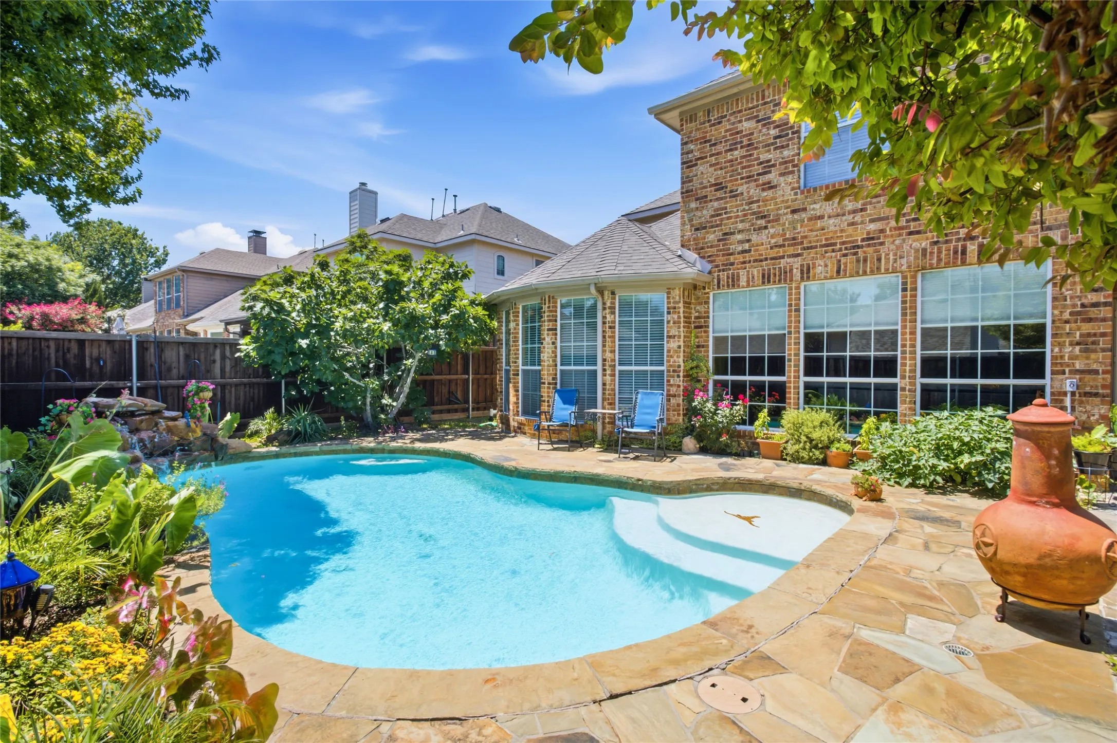 Freeform pool - waterfall feature - Flagstone patio