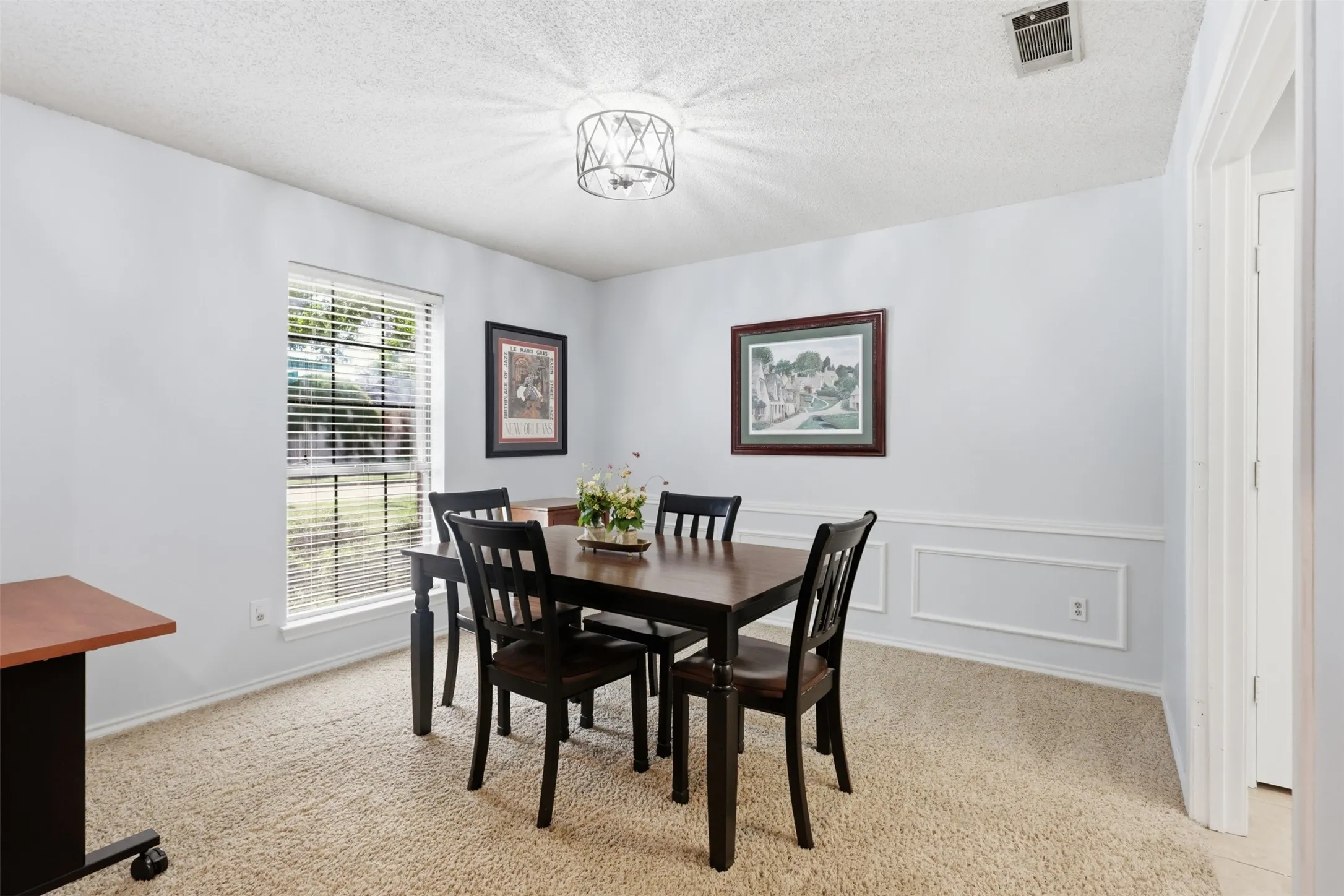 Carpeted room with a central window and white blinds