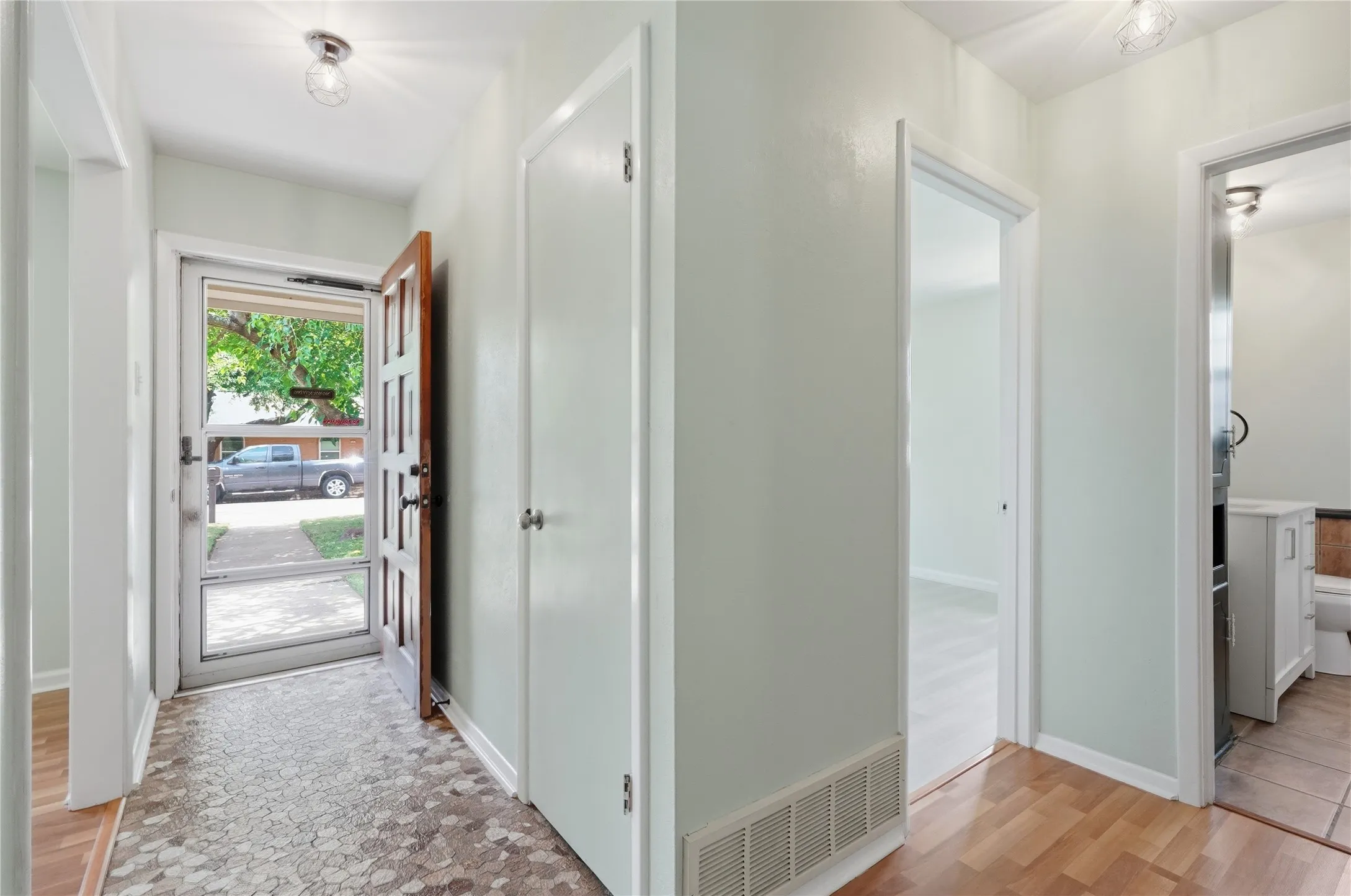 Single Family Residence For Sale in Tarrant County , 837 Springdale Road, Bedford, Texas 76021, 3 Bedroom, 2 Bathroom, 2 Garage spaces, 1,379 Sqft, built in 1969, mls#21315384, Real Estate Agent in Bedford, Homes For Sale in Tarrant county, Homes For Sale in Bedford, Realtor in Bedford Texas, Real Estate Brokerage Independent Realty Texas, Luminita Cordes Realtor