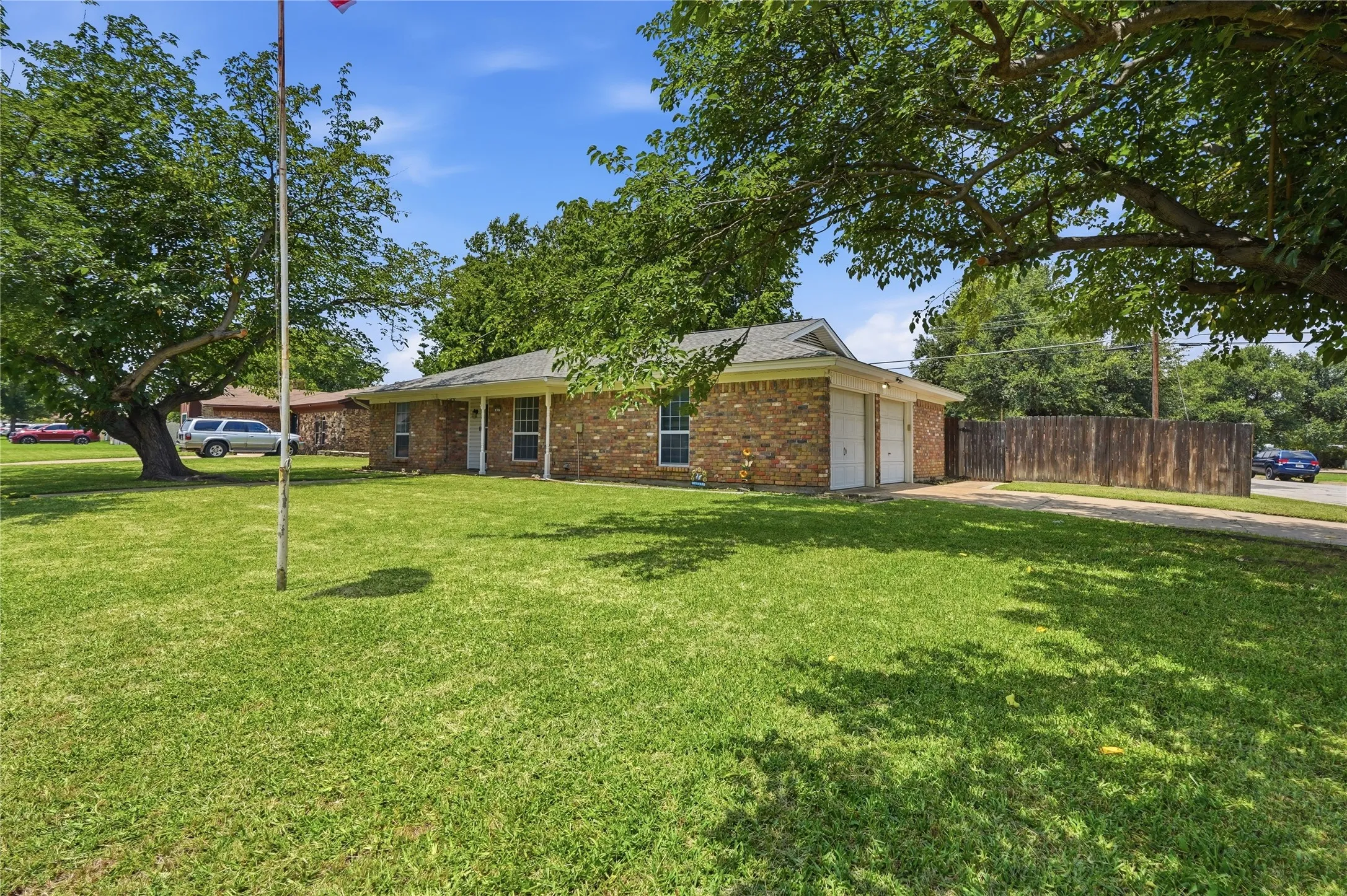 Single Family Residence For Sale in Tarrant County , 837 Springdale Road, Bedford, Texas 76021, 3 Bedroom, 2 Bathroom, 2 Garage spaces, 1,379 Sqft, built in 1969, mls#21315384, Real Estate Agent in Bedford, Homes For Sale in Tarrant county, Homes For Sale in Bedford, Realtor in Bedford Texas, Real Estate Brokerage Independent Realty Texas, Luminita Cordes Realtor