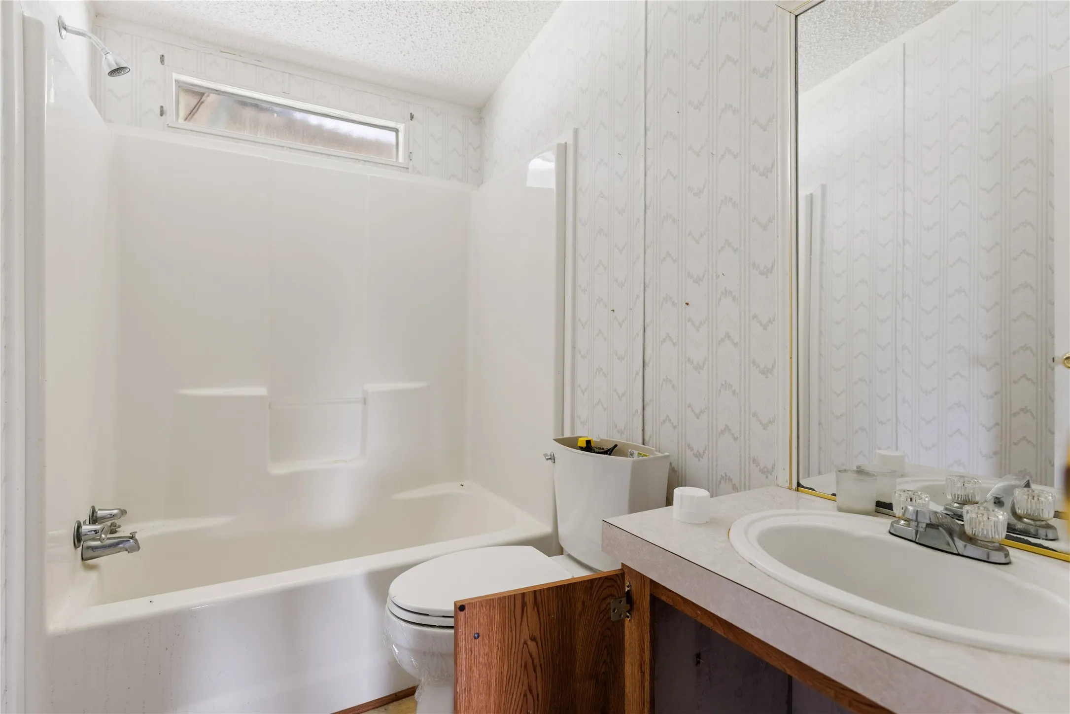 Mobile Home For Sale in Mc Lennan County , 1413 Water Well Road, Lorena, Texas 76655, 4 Bedroom, 2 Bathroom, Garage spaces, 2,128 Sqft, built in 1996, mls#21311909, Real Estate Agent in Lorena, Homes For Sale in Mc Lennan county, Homes For Sale in Lorena, Realtor in Lorena Texas, Real Estate Brokerage Independent Realty Texas, Luminita Cordes Realtor
