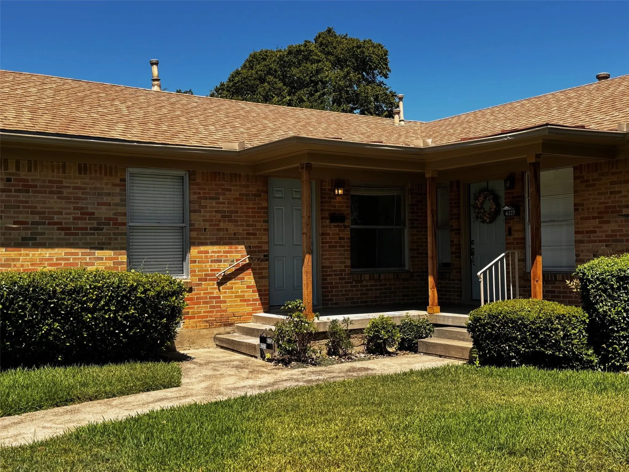 Duplex For Rent in Dallas County , 6225 Saint Moritz Avenue, Dallas, Texas 75214, 2 Bedroom, 1 Bathroom, 1 Garage spaces, 901 Sqft, built in 1950, mls#21315831, Real Estate Agent in Dallas, Homes For Rent in Dallas county, Homes For Rent in Dallas, Realtor in Dallas Texas, Real Estate Brokerage Independent Realty Texas, Luminita Cordes Realtor