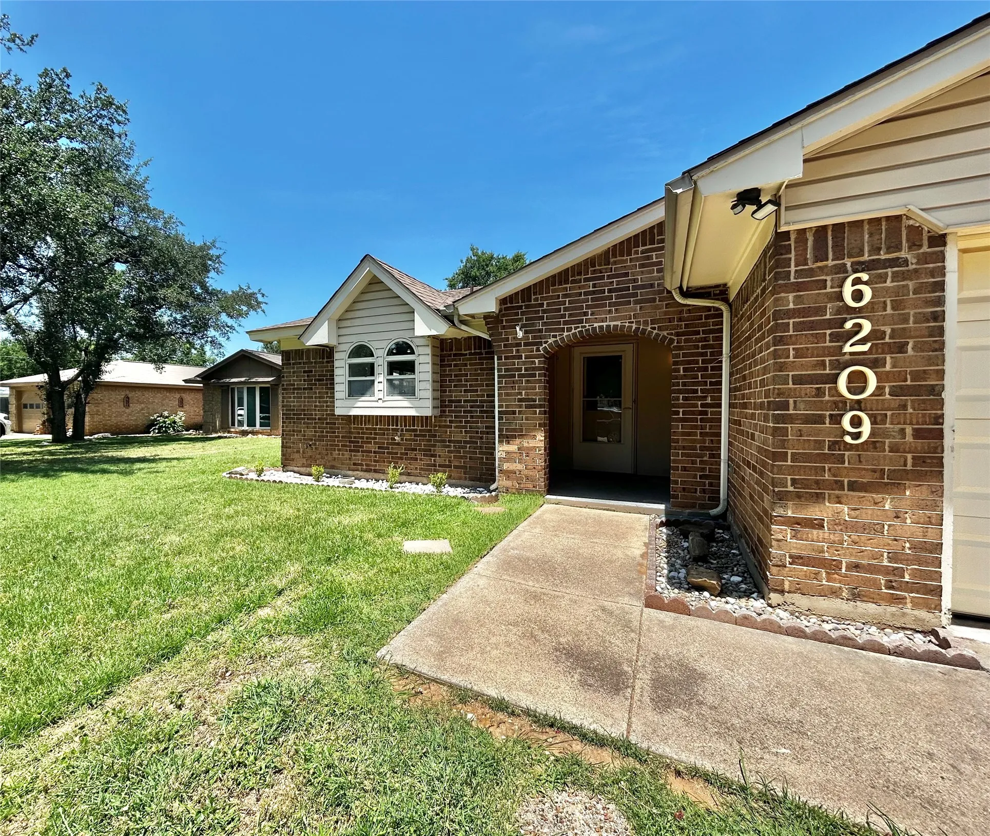 Single Family Residence For Rent in Tarrant County , 6209 Gayle Drive, North Richland Hills, Texas 76180, 3 Bedroom, 2 Bathroom, 2 Garage spaces, 1,680 Sqft, built in 1977, mls#21315907, Real Estate Agent in North Richland Hills, Homes For Rent in Tarrant county, Homes For Rent in North Richland Hills, Realtor in North Richland Hills Texas, Real Estate Brokerage Independent Realty Texas, Luminita Cordes Realtor